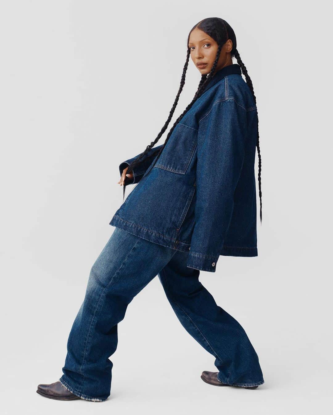 GAPさんのインスタグラム写真 - (GAPInstagram)「Diana Gordon in the men’s Chore Jacket and men’s ’90s Loose Jeans.  Shop the look in stories and at gap.com.」10月26日 3時59分 - gap