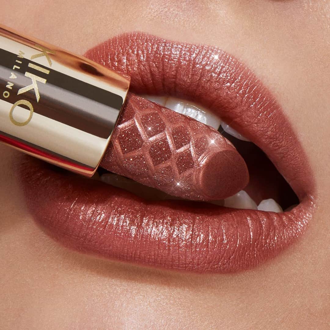 KIKO MILANOさんのインスタグラム写真 - (KIKO MILANOInstagram)「Enhance your lips with the all-new #KIKOHolidayPremiere Sparkling Lipstick! 🌟⁣ Its velvety formula is enriched with pearls and glitter, creating a captivating, intense metallic shine première-ready look! 💋 ⁣ *Dropping tomorrow online & in stores!⁣⁣  Shade 01  #KIKOLips #nudelips #creamylipstick #sparklinglipstick #newmakeup⁣ ⁣ ⁣」10月26日 4時00分 - kikomilano