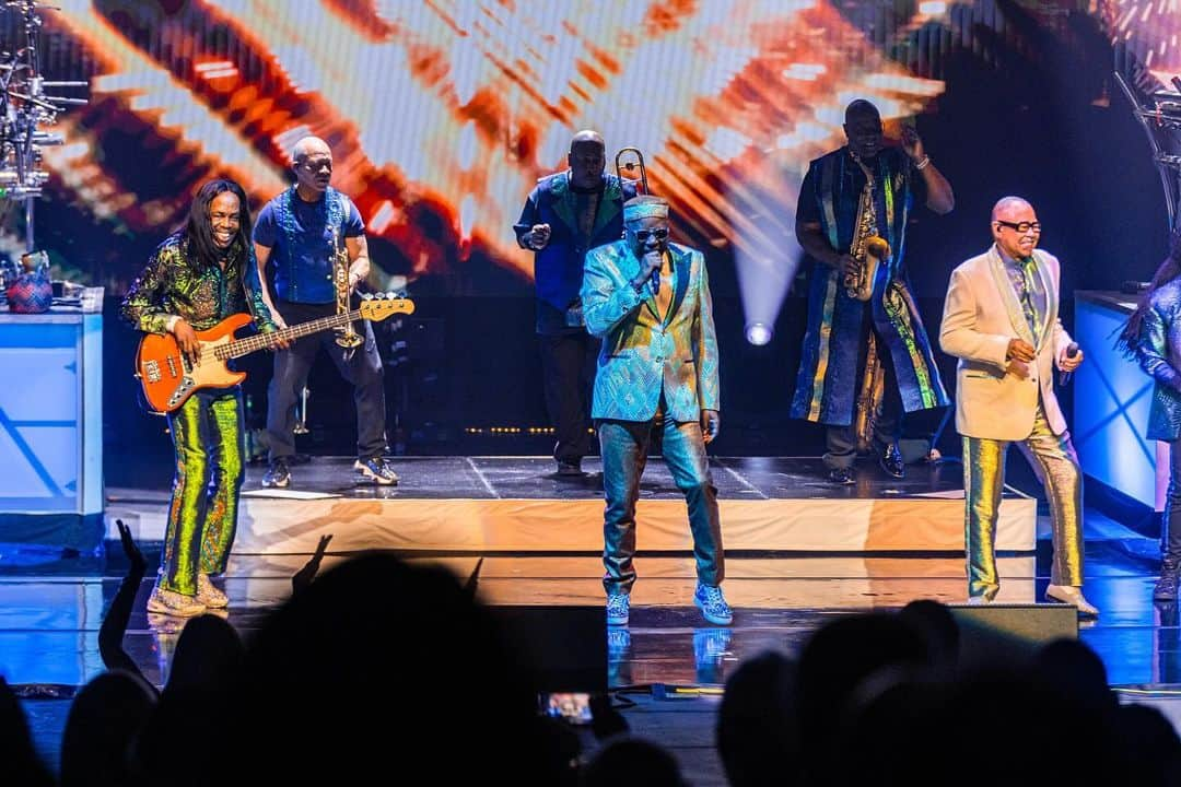 アース・ウィンド・アンド・ファイアーのインスタグラム：「Vegas! Take a ride in the sky with the elements of @earthwindandfire for SIX MORE NIGHTS at @venetianvegas. Get tickets to see the legendary group through Nov 4 before they’re all gone! 🌎💨🔥   📸: Jesse Sutherland/The Venetian Resort Las Vegas」