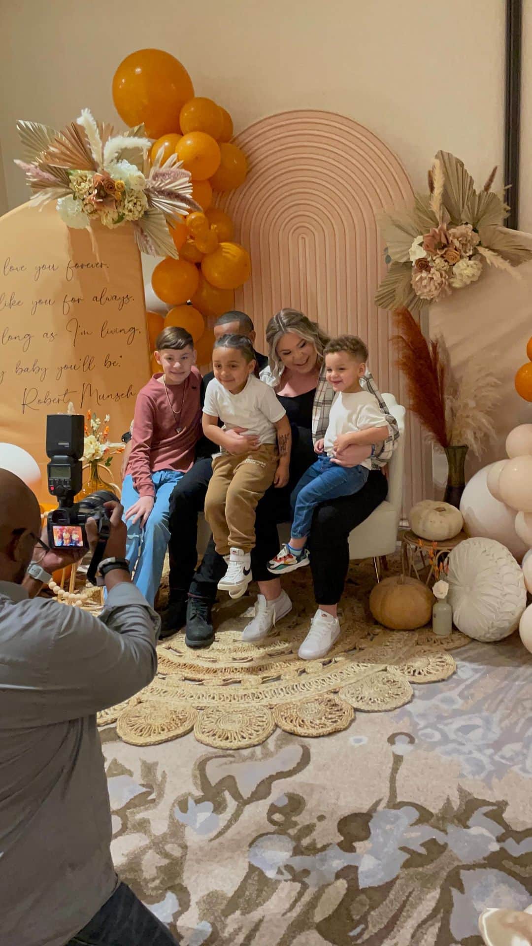 のインスタグラム：「The sweetest gift 🎃🧸 so lucky to have been surrounded by so much love this time last year 🫶🏼 we had so much fun!」