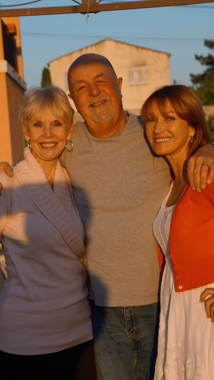 ジェーン・シーモアのインスタグラム：「Please help me wish my friend David Mindel a very happy birthday! 🥳  We have been friends for 49 years, since we were neighbours in 1974! ⁣ ⁣ I introduced David to his wonderful wife, my friend Darcie, and he introduced Annie, to her husband, Don!🥰⁣ ⁣ Among many things David is a talented musician and I wanted to share his latest song and music video for ‘Life With No Regret’ with you, it is brilliant! 🤩 You can tap the link in stories to watch or go here: https://t.ly/_rmtq」