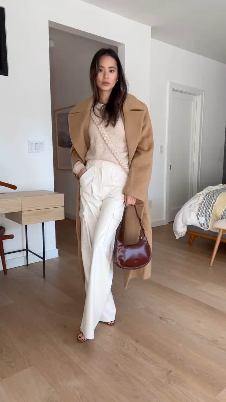 ジェイミー・チャンのインスタグラム：「GRWM  Knitted shirt @seanewyork  Jeans @madewell  Cream pants and sweater @oscar_the_collection  Coat @elleme  Bag @manu_atelier」