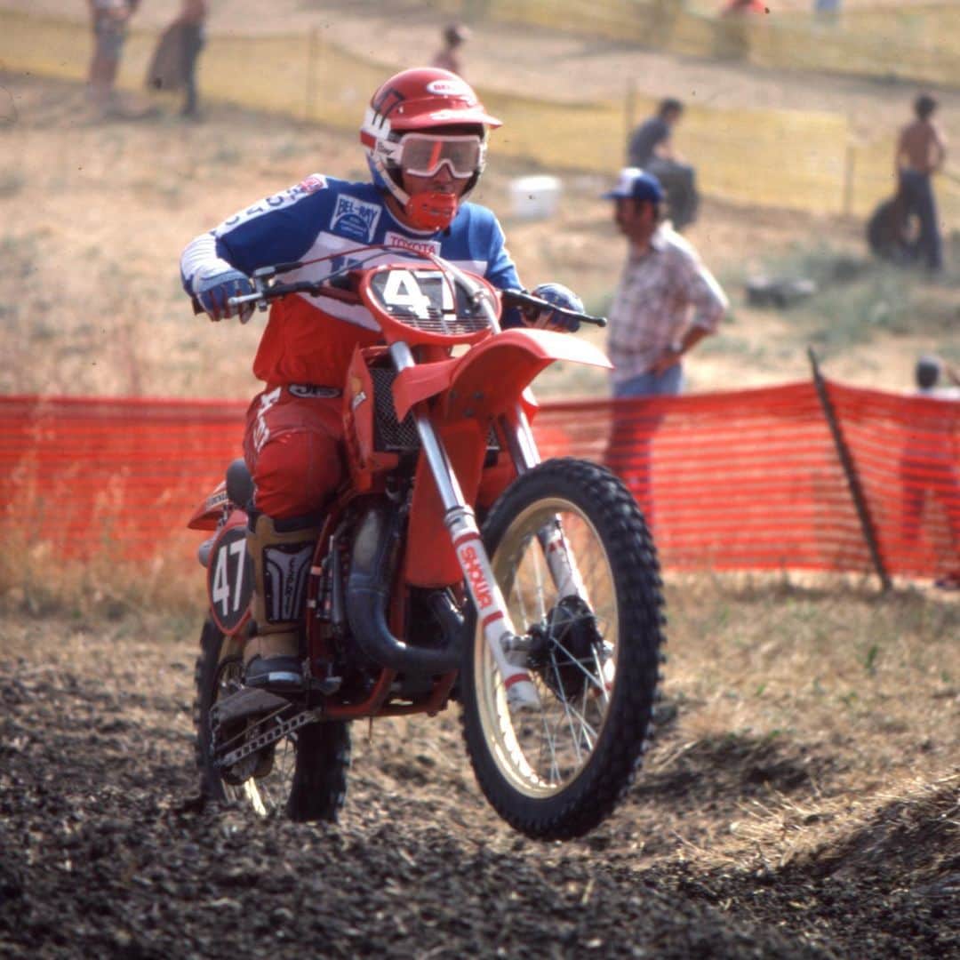 Racer X Onlineさんのインスタグラム写真 - (Racer X OnlineInstagram)「Looking at the life and very short times of the 1980 Honda CR250R, the one and only motocross bike that was built in America by the Honda Motor Company 🇺🇸 Read more of the ‘Made in Ohio?’ Feature in this months issue ➡️ LINK IN STORY #Magazine」10月26日 4時01分 - racerxonline