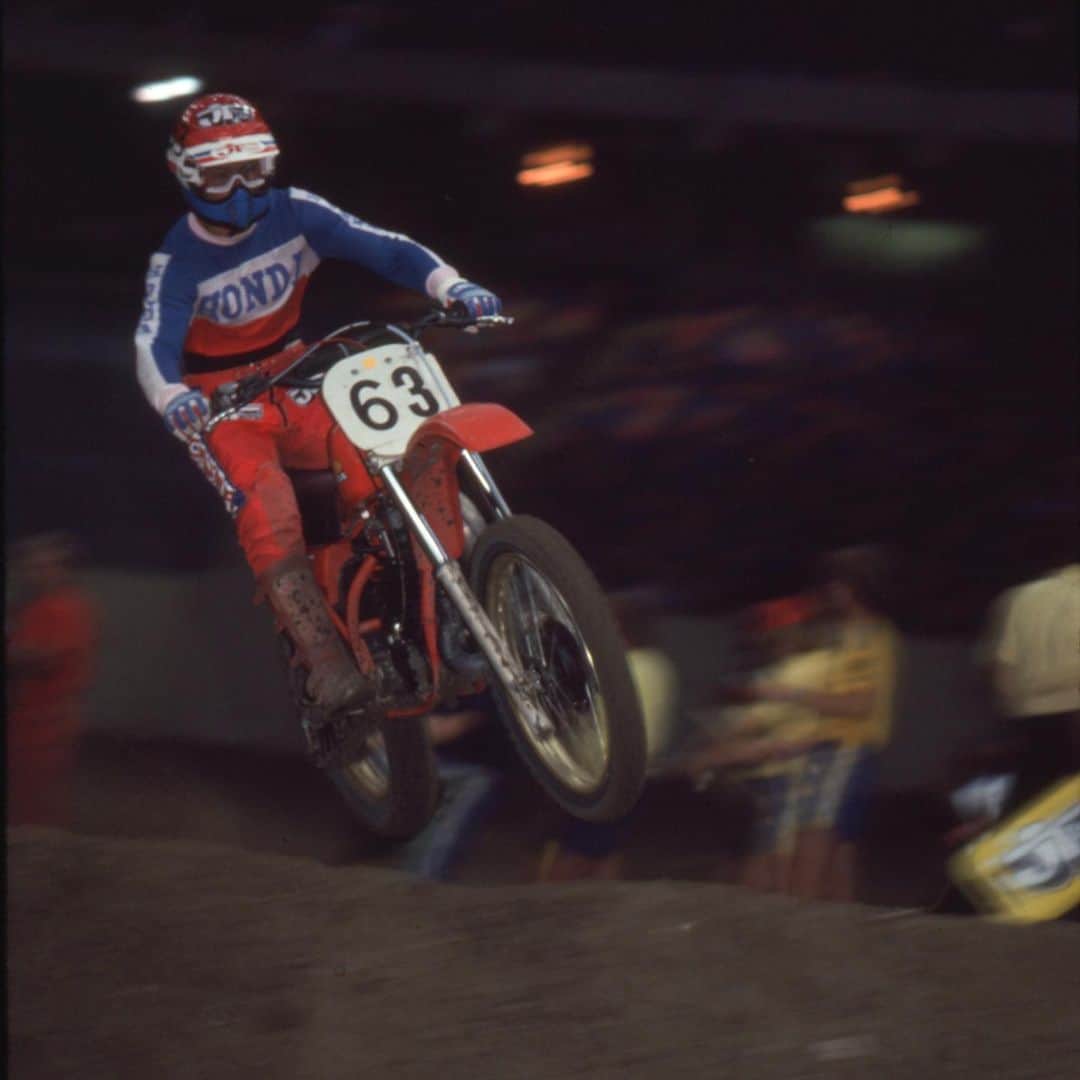 Racer X Onlineさんのインスタグラム写真 - (Racer X OnlineInstagram)「Looking at the life and very short times of the 1980 Honda CR250R, the one and only motocross bike that was built in America by the Honda Motor Company 🇺🇸 Read more of the ‘Made in Ohio?’ Feature in this months issue ➡️ LINK IN STORY #Magazine」10月26日 4時01分 - racerxonline
