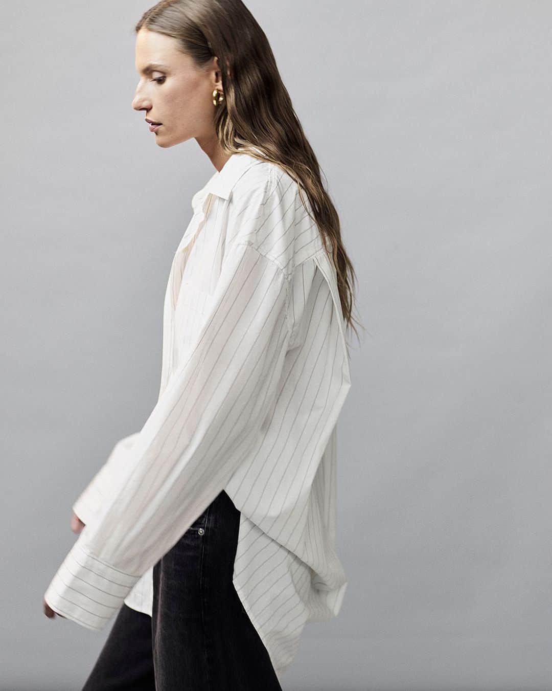 のインスタグラム：「A relaxed update to the tried-and-true button-down.」