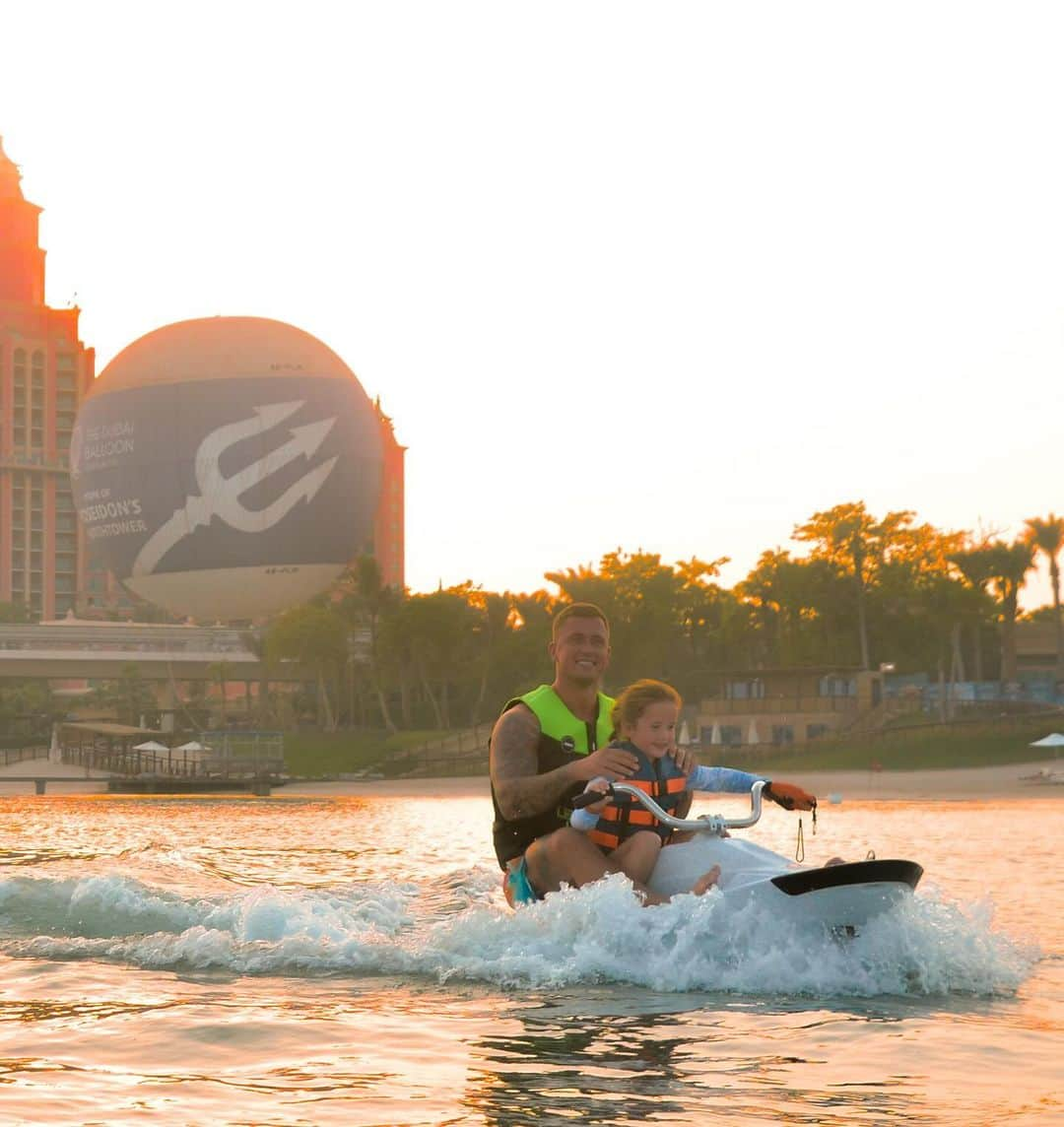 ダニエル・オズボーンさんのインスタグラム写真 - (ダニエル・オズボーンInstagram)「Jet ski’s with my babies! 🌊 🩵 these kids electric scooters were amazing! Faster than we thought so Mia had to have her heavy ass dad on the back so most of our jet ski was under water 😂 I got on after her trying by herself 👀 (story for another day) 🫣😄 but amazing memories made 🙌🏼❤️ the kids absolutely loved it! Swipe across for a few videos x」10月26日 4時16分 - danosborneofficial