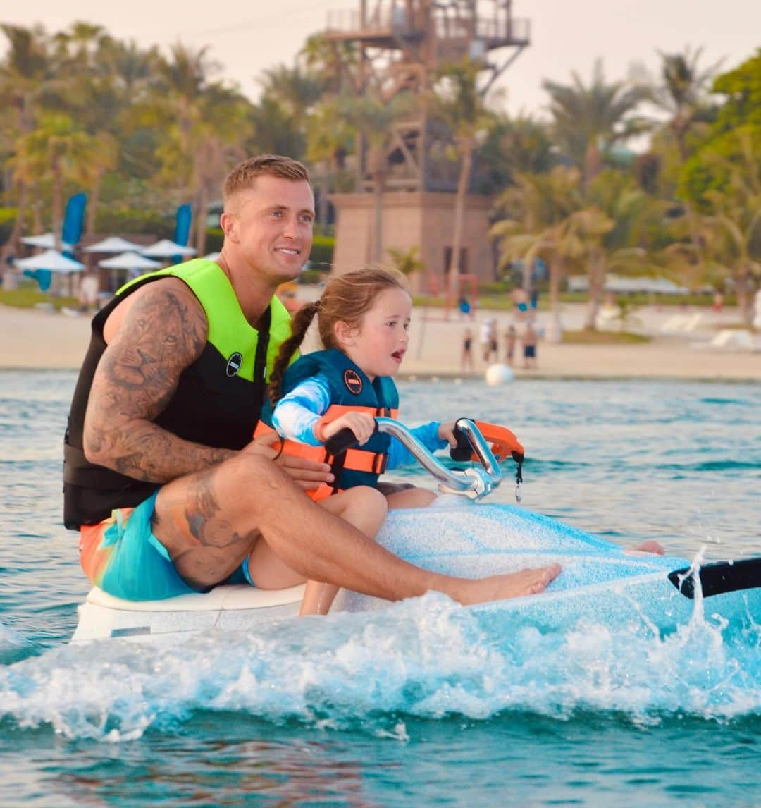 ダニエル・オズボーンのインスタグラム：「Jet ski’s with my babies! 🌊 🩵 these kids electric scooters were amazing! Faster than we thought so Mia had to have her heavy ass dad on the back so most of our jet ski was under water 😂 I got on after her trying by herself 👀 (story for another day) 🫣😄 but amazing memories made 🙌🏼❤️ the kids absolutely loved it! Swipe across for a few videos x」