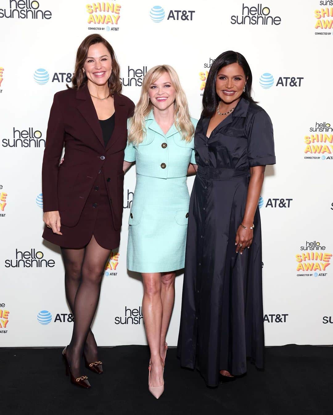 ミンディ・カリングのインスタグラム：「What a joy to chat onstage @reesewitherspoon and @jennifer.garner at Hello Sunshine Shine Away. Reese I’ve known forever but am always so impressed by her commitment to changing how we tell stories about women with @hellosunshine. And JG is an OG. She is the best! I love her work as an actress and my whole family basically lives on @onceuponafarm. Times are tough and it’s great to be inspired by powerful, smart and FUNNY women (and moms). Added bonus, I got to see my beloved @fortunefeimster and @laurenneustadter. A wonderful morning! Shine Away!」