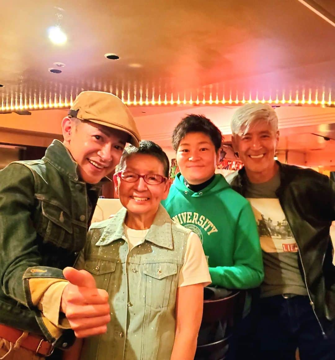 山咲トオルさんのインスタグラム写真 - (山咲トオルInstagram)「私を娘の様に(？)可愛がって下さる、田代みどりさんのステージを観賞、新宿ケントスへ。  田代さん、尾藤イサオさん、鈴木ヤスシさん。 圧巻の声量と「当時のまんまの歌唱力」に、いつも たまげる私よ。  画像５は、ご主人様の高橋尚美さん、息子さんと全員集合。  画像６、ちなみに息子さんは、私の弟分で～す。  画像７、たまげるパート２。 とても お優しい、アラ還ファッションモデルの高橋尚美さんは。 各ファッションブランドの男性マネキンと『同じ』等身とパーツ、スリーサイズなのよ(言い過ぎでは無いわ)  画像８。 十数年前、田代さんと知り合う以前から、田代さんミュージックを制覇している所が私です。  #田代みどり さん @midoritashiro75 #高橋尚美 さん @alohachami  #新宿ケントス さん。  #山咲トオル #toruyamazaki  #ラルフローレン #ポロラルフローレン #ralphlauren #poloralphlauren」10月26日 4時15分 - yamazakitoru_official