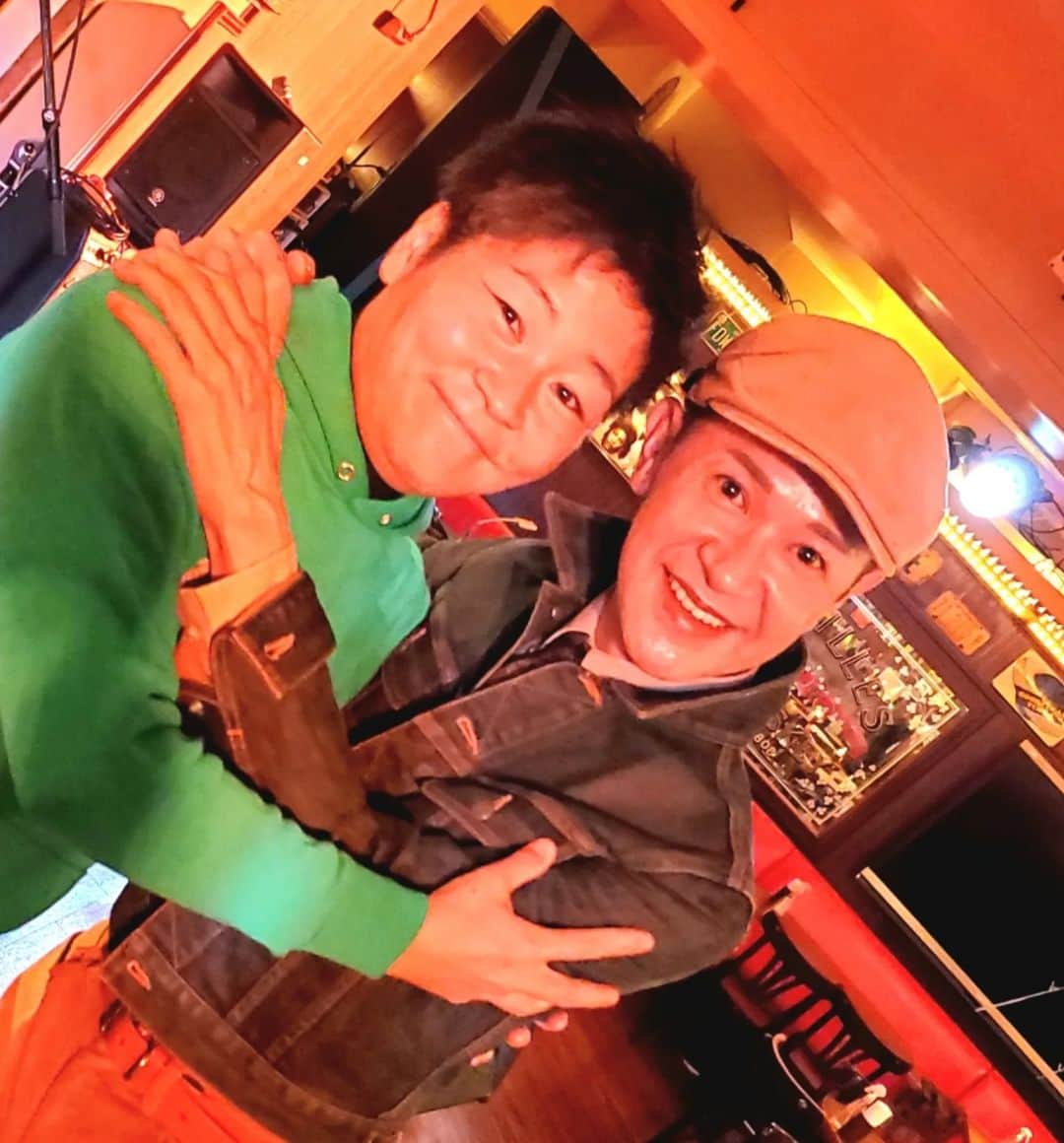 山咲トオルさんのインスタグラム写真 - (山咲トオルInstagram)「私を娘の様に(？)可愛がって下さる、田代みどりさんのステージを観賞、新宿ケントスへ。  田代さん、尾藤イサオさん、鈴木ヤスシさん。 圧巻の声量と「当時のまんまの歌唱力」に、いつも たまげる私よ。  画像５は、ご主人様の高橋尚美さん、息子さんと全員集合。  画像６、ちなみに息子さんは、私の弟分で～す。  画像７、たまげるパート２。 とても お優しい、アラ還ファッションモデルの高橋尚美さんは。 各ファッションブランドの男性マネキンと『同じ』等身とパーツ、スリーサイズなのよ(言い過ぎでは無いわ)  画像８。 十数年前、田代さんと知り合う以前から、田代さんミュージックを制覇している所が私です。  #田代みどり さん @midoritashiro75 #高橋尚美 さん @alohachami  #新宿ケントス さん。  #山咲トオル #toruyamazaki  #ラルフローレン #ポロラルフローレン #ralphlauren #poloralphlauren」10月26日 4時15分 - yamazakitoru_official