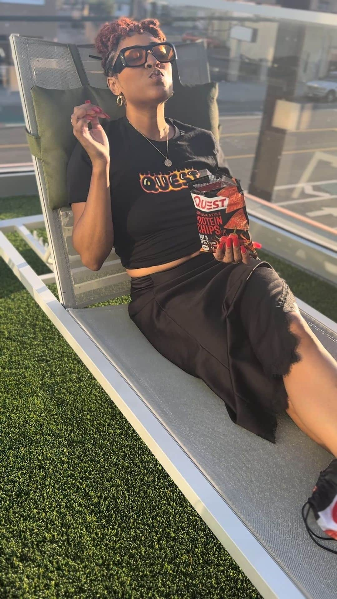 questnutritionのインスタグラム：「#ad something's heating up inside of me in this fourth quarter so i had to switch it up. now, i'm #OnAQuest to find something to spice up my lifeeee   thanks to @questnutrition hot & spicy protein chips that just got a whole lot easier. i love these so much because they provide a great source of protein (19g of Protein, 1g of sugar & 4g net carbs) and the kick i need from a hot chip that's actually good for me!   it's much easier to get your hands on these because they're now available at @walmart #QuestPartner #QuestOnFire」