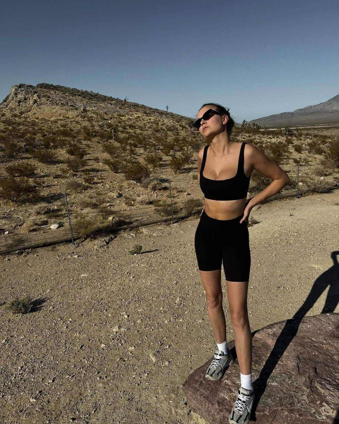 ジョセフィン・スクリヴァーのインスタグラム：「Desert bound 🌵」