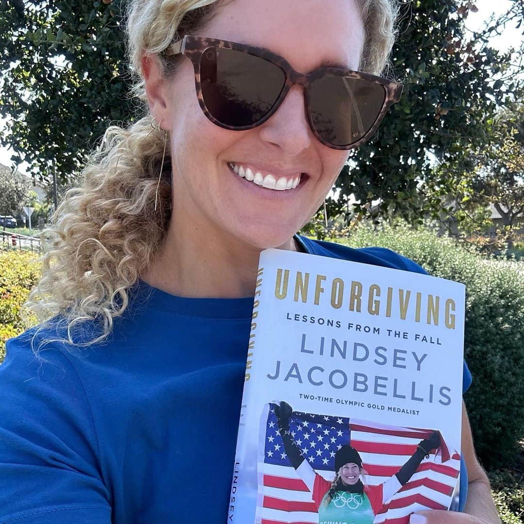 リンゼイ・ジャコベリスのインスタグラム：「Want me to sign your copy of ‘Unforgiving: Lessons From The Fall’ but you weren’t able to attend my book signing? Together with HarperCollins, we are now offering signed bookplates for you to put in your copies of Unforgiving! This is a great way to add a customized signature to your book, whether you’ve order the book already or not. All you need is a proof of purchase to be eligible! Click the link in my bio to fill out the form, but be sure to do it fast! You only have until next Friday, November 3rd to claim your FREE signed bookplate! 😉 @harpercollins @harperbooks」