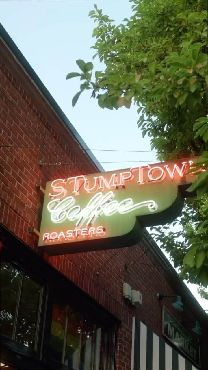 Stumptown Coffee Roastersのインスタグラム：「A big ol' hug and a thank you to everybody who came out to the opening! It's been such a treat to hear about everyones experiences with the paintings. Some see a story written with colors, some see a big math problem being worked out, and most see thats its just me expressing my love of color. Its wonderful to be back in the city that continues to provide me so many opportunities to share my passion. 💖 #portland   Biiig shout out to my dream team....  Ramon (@rammpower) for always being down to DJ !  Peter (@pizza_the_boy_video) for all the video and editing work !  Thanks again Wendy and the whole Stumptown team !   The show, 'My Lover Has A Baby Blue Jeep', is up till December 5th.  -Bobby」