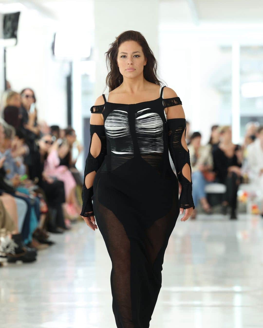 Fashion Weekのインスタグラム：「#KarolineVitto, with the support of #Dolce&Gabbana, broke fashion norms by centering curvy bodies. Models wore dresses, skirts and bra tops that bore sexy cut outs, and were held together by silver wire bent in flattering and intriguing ways. This collection was a celebration of all women.」