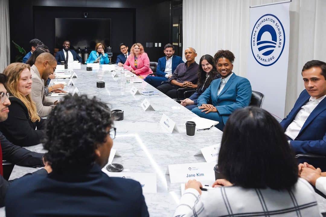 Barack Obamaのインスタグラム：「Our @ObamaFoundation Scholars are doing important work to solve some of the most pressing issues of our time. I recently sat down with a few of them to hear more about all the ways they’re transforming our communities for the better.」