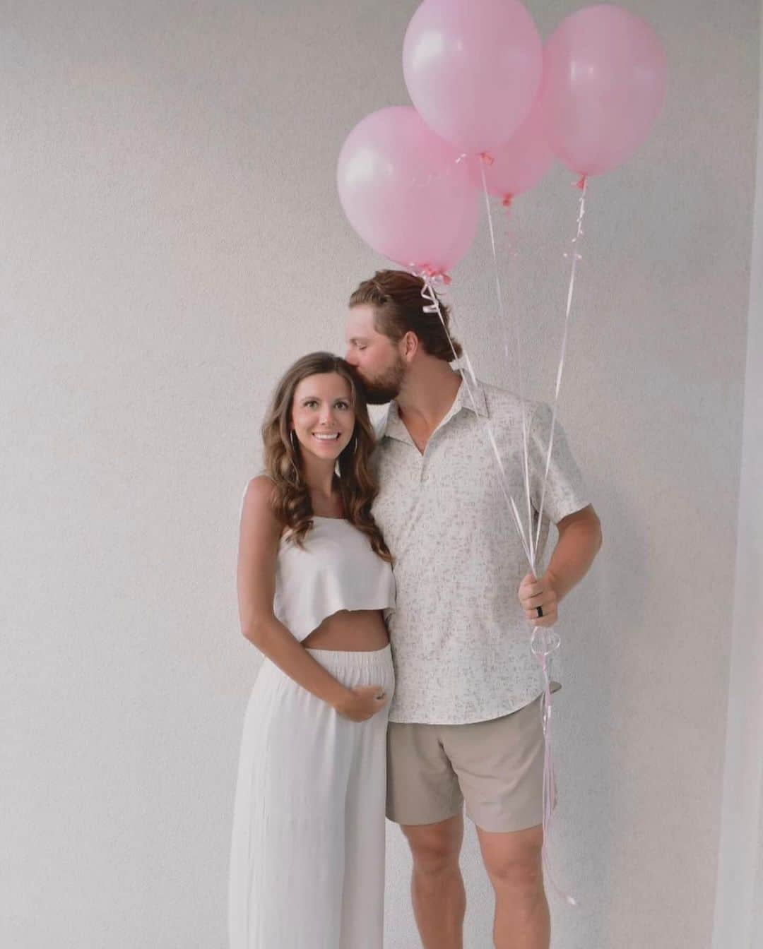 カンザスシティ・ロイヤルズさんのインスタグラム写真 - (カンザスシティ・ロイヤルズInstagram)「Baby girl Heasley coming soon! Congratulations, Jonathan and Taylor! 🩷   (via @jonathanheasley)」10月26日 4時38分 - kcroyals