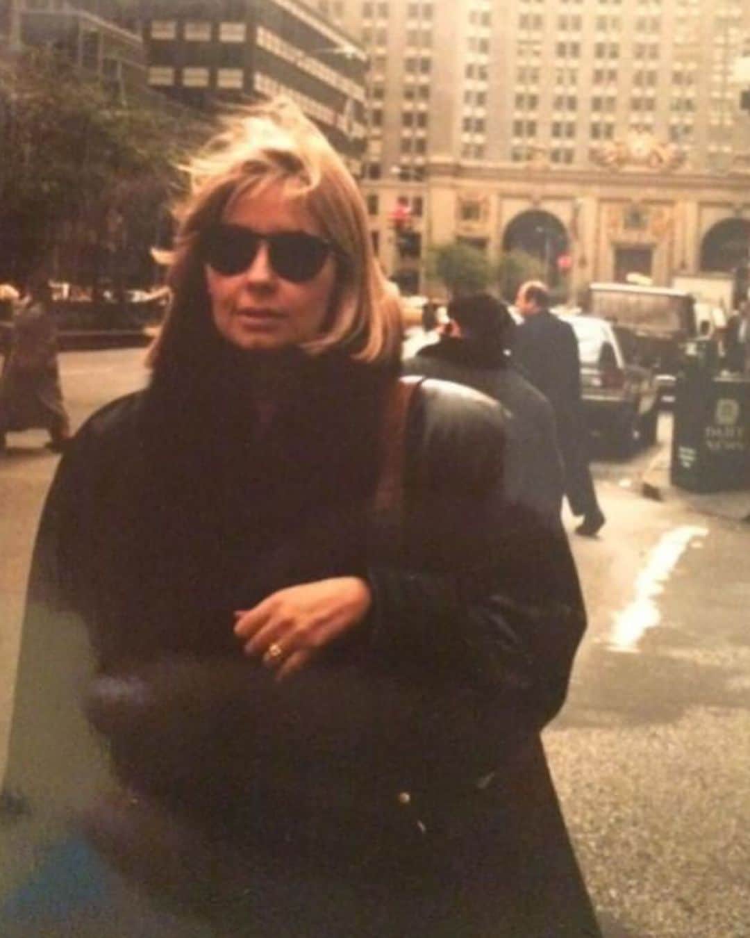 フェルナンド・ベルダスコのインスタグラム：「Feliz cumpleaños a la mejor madre que uno pueda desear !!  Es un año muy especial después de tú operación por la cual todos estábamos muy asustados, tenemos que dar gracias a Dios porque todo haya salido tan bien y que solo un mes después ya te estés encontrando mucho mejor.  Brindo por un año lleno de salud para ti 🥂❤️#tequiero   P.d. Gracias por formar una familia tan increíble 🫶🏼🙏🏽」