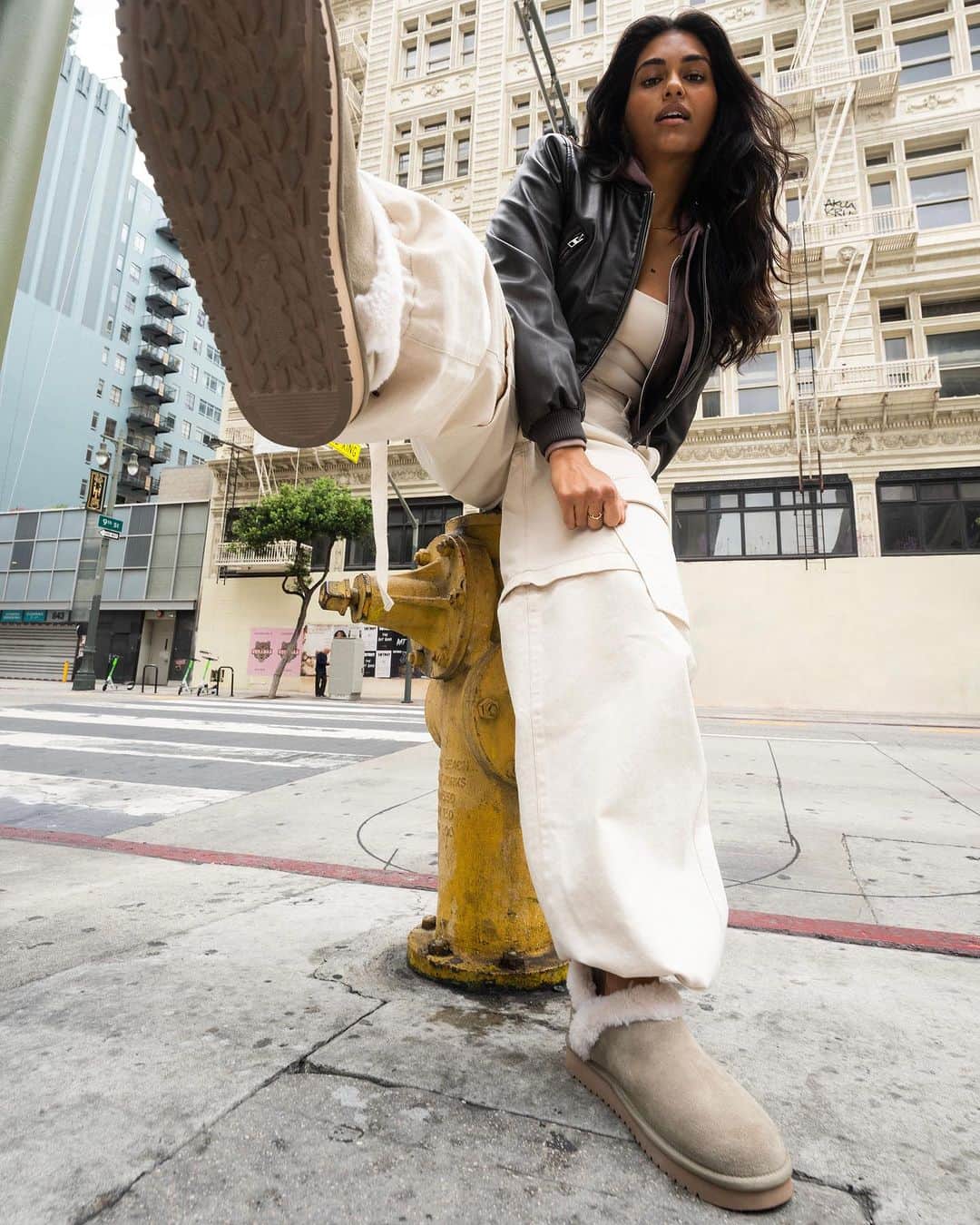 クーラブラのインスタグラム：「Some shoes just won't let you blend in 💅  Featuring: the Advay Slip-On in Dune  #koolaburra」