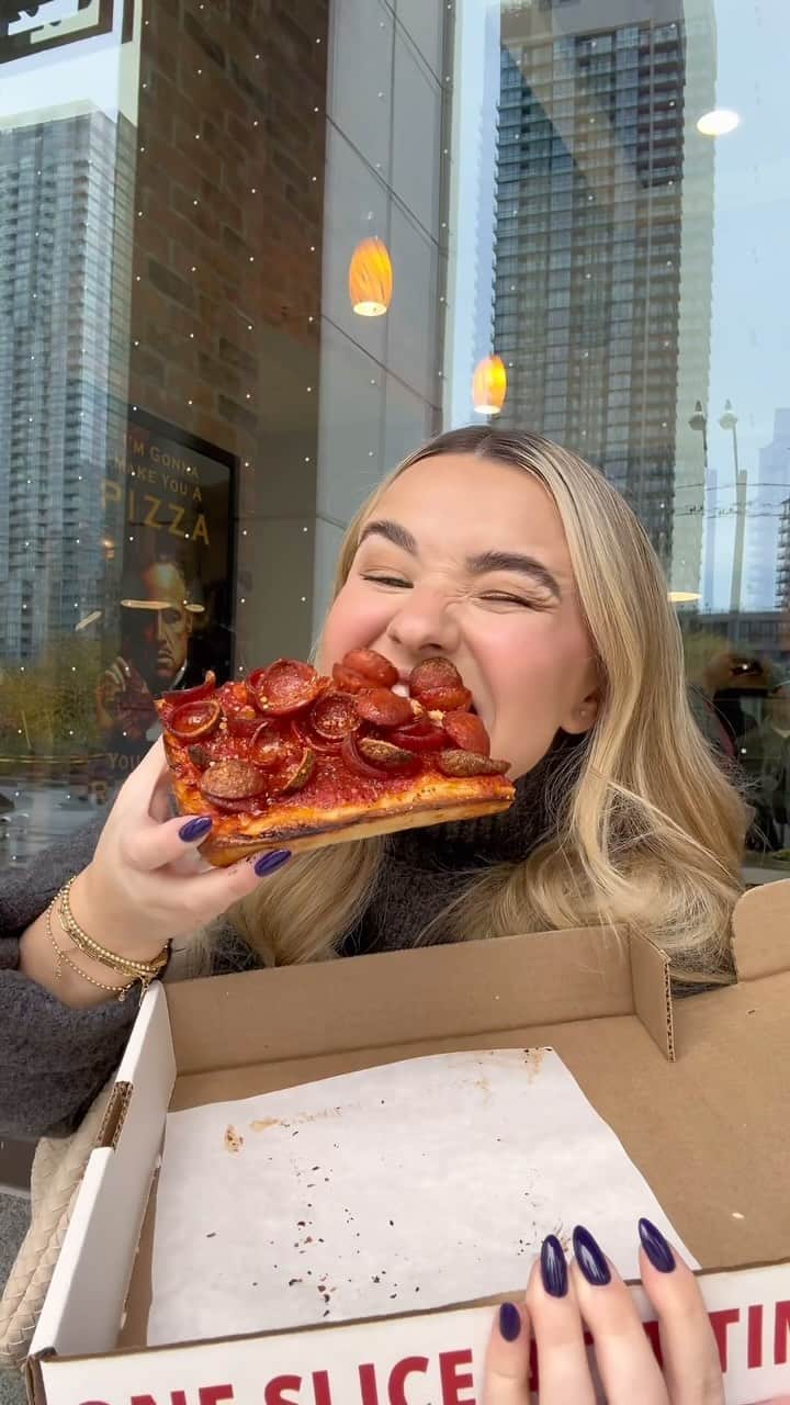 トーリ・ウェブスターのインスタグラム：「New York City’s most famous pizza has officially arrived in Toronto, Canada 🇨🇦🍕❤️👀   So happy I won’t have to cross the border to feed my NYC pizza cravings!! The new Fort York West location opens tomorrow October 26th! Tag a friend you wanna get pizza with 😉  #pizza #princestreetpizza #pizzalover #pizzatime #newrestaurant #restaurant #comingsoon #torontofood #torontoeats #torontorestaurants #pizzalovers」