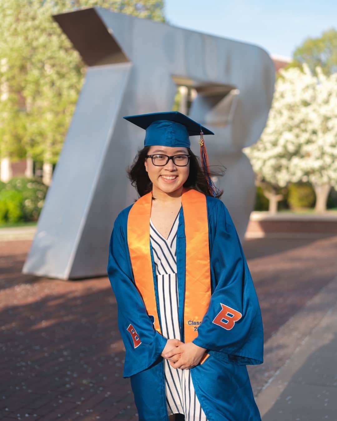 ネーブ・キャンベルのインスタグラム：「Let's give it up for this Red Cross youth volunteer turned first-year med student. 👏🏼👏🏾  Ashley Tran of Boise, Idaho, joined the @Idaho.Montana.RedCross as a blood donor ambassador when she was 15 years old. She greeted and checked in donors at her high school's blood drives, just as her interest in the medical field started to bloom.  “It was one of the first volunteer opportunities," Ashley said. "I wanted to learn how blood donation worked."  After starting college at Boise State University, Ashley's time as a Red Crosser continued. She served as the Red Cross Club president for two years, growing the group to 60 members and organizing monthly blood drives on campus.  In addition to studying and serving her community, Ashley worked as an oncology nursing assistant, where she developed a deeper understanding of the need for blood.  “A lot of my patients had to get blood transfusions,” Ashley said. “I had already been volunteering at the Red Cross, but seeing that really cemented the importance for me."  Now in a medical program with a heavy course load, Ashley hopes to continue her work with the Red Cross and encourages other young humanitarians to step up and explore ways they can get involved. We're proud of you, Ashley! 🥹  #RedCrossClub #RedCrossYouth #BloodDonation #RedCross #Boise」