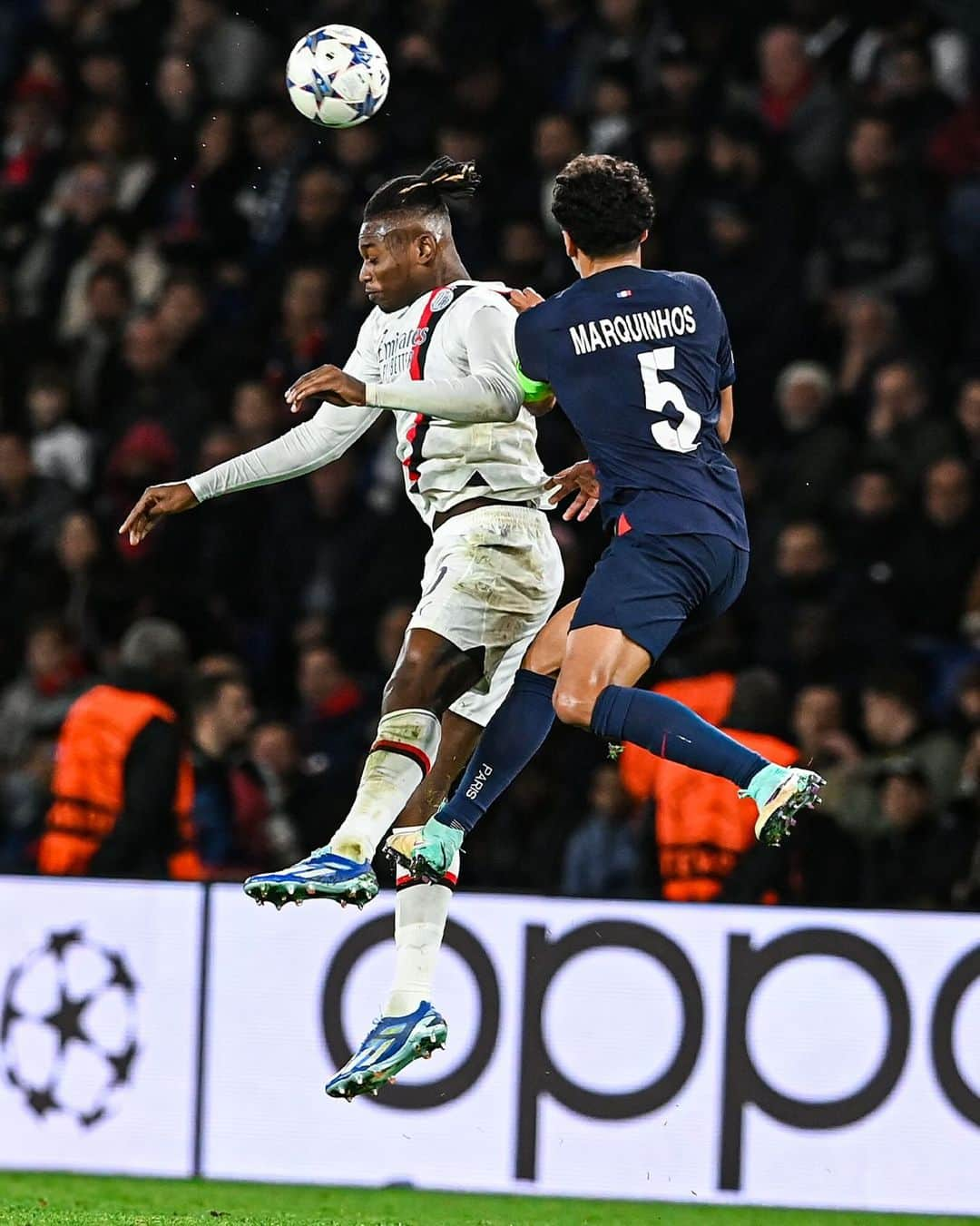 ACミランさんのインスタグラム写真 - (ACミランInstagram)「Battle on the field and in the skies of Paris  #UCL #PSGACM #SempreMilan」10月26日 5時00分 - acmilan