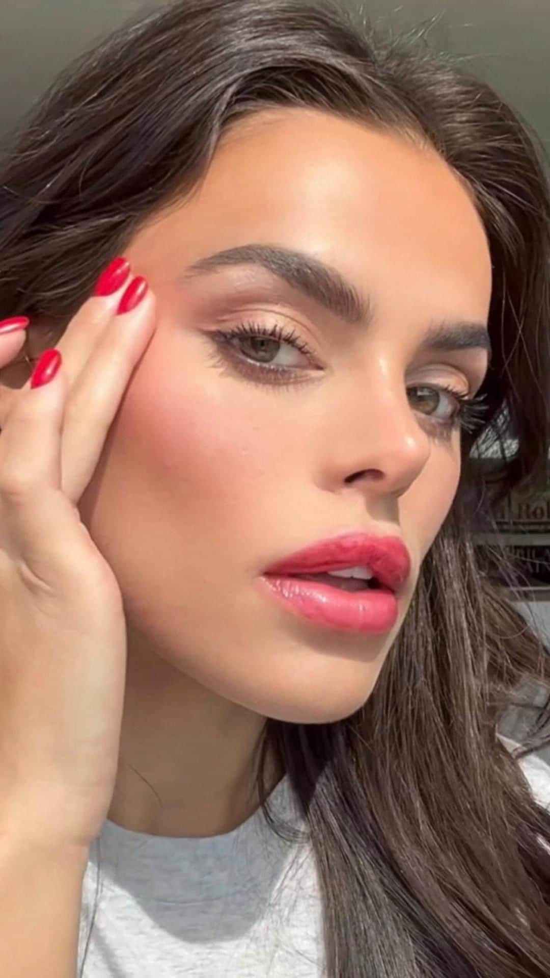 CLARINSのインスタグラム：「GRWM for @clarinsusa dinner to kickoff @f1 weekend! Red hot lips seemed fitting for this one 🏎️ ♥️ #doubleserum #clarinslipoil」