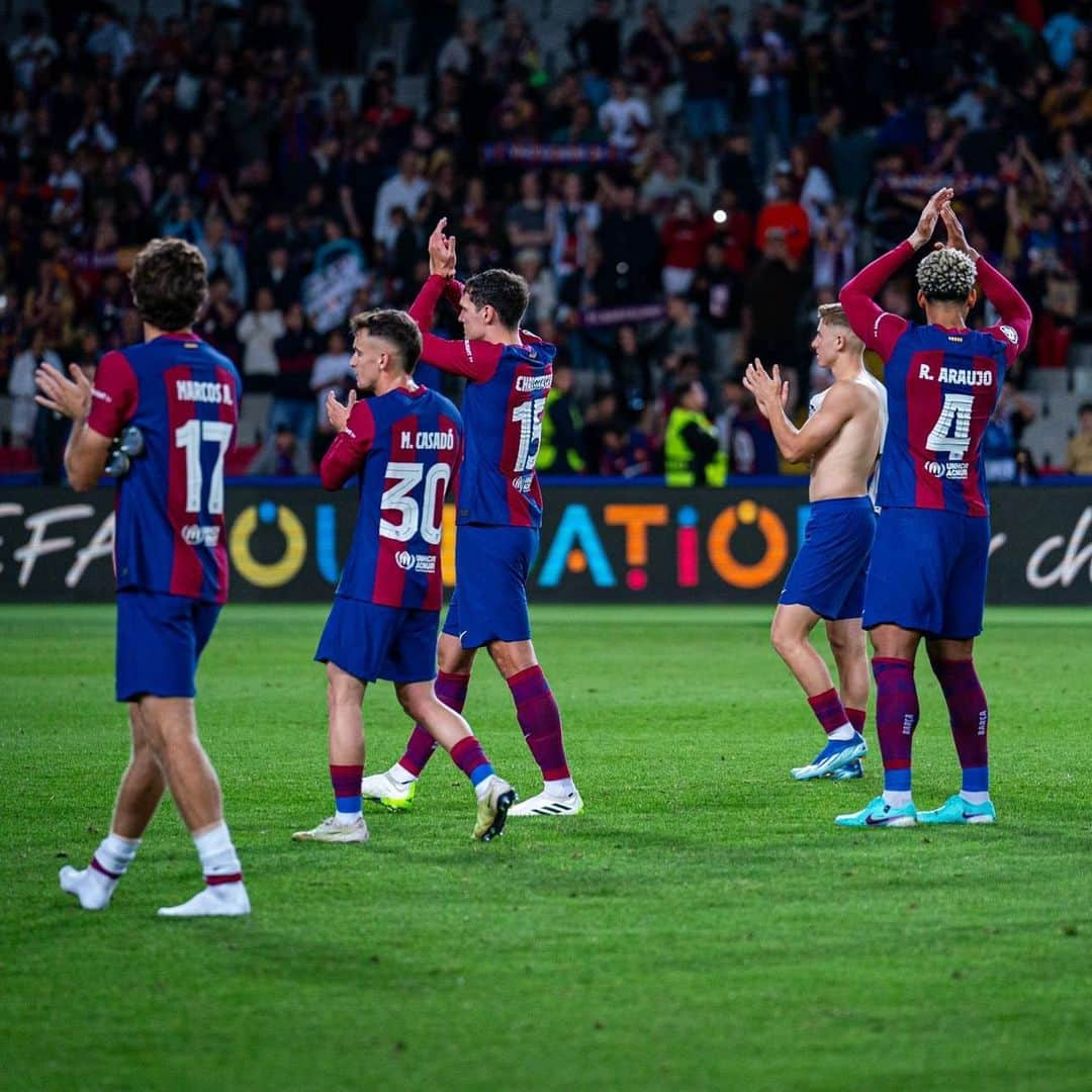 ロベルト・レヴァンドフスキのインスタグラム：「One step closer!  Well done team! 💪🏻  @fcbarcelona」