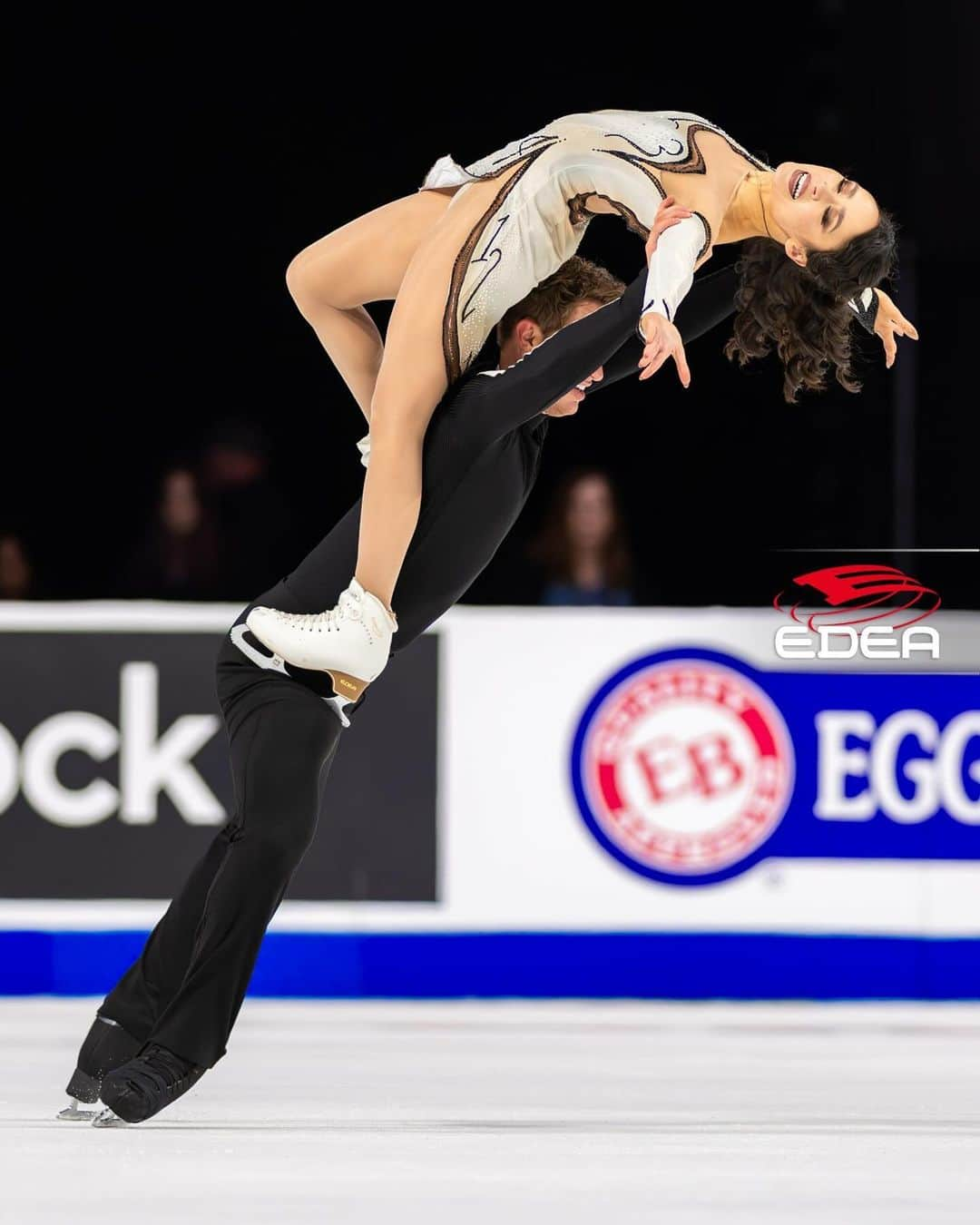 マディソン・チョックさんのインスタグラム写真 - (マディソン・チョックInstagram)「Thrilled to kick off another season with @evanbates and our incredible team at the @iceacademyofmontreal and @feelingmathieucaron! We were so excited to share our new creations at Skate America! 🇺🇸 Thank you for all the love and support. ❤️ Next stop Finland! 🇫🇮」10月26日 5時19分 - chockolate02