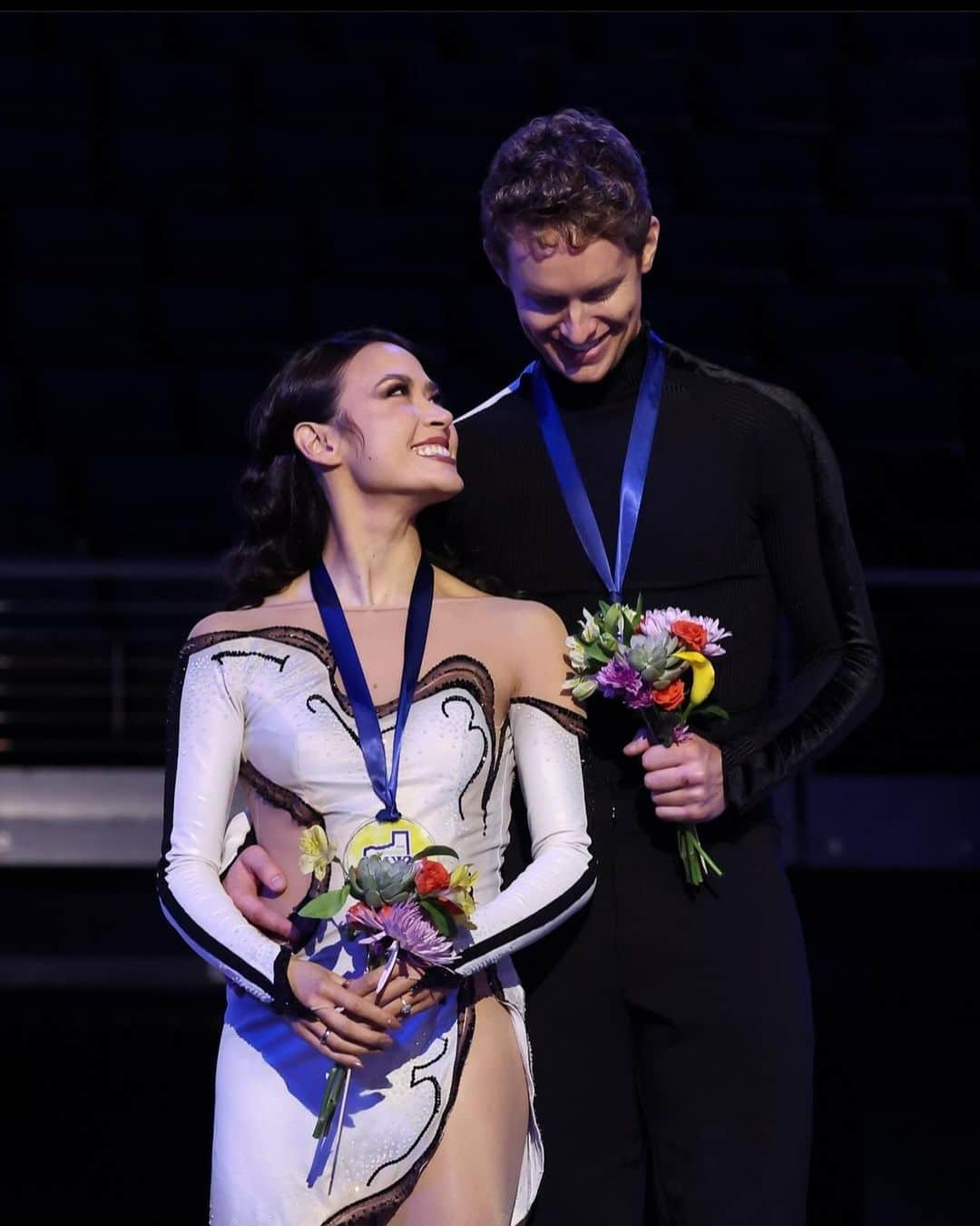 マディソン・チョックのインスタグラム：「Thrilled to kick off another season with @evanbates and our incredible team at the @iceacademyofmontreal and @feelingmathieucaron! We were so excited to share our new creations at Skate America! 🇺🇸 Thank you for all the love and support. ❤️ Next stop Finland! 🇫🇮」