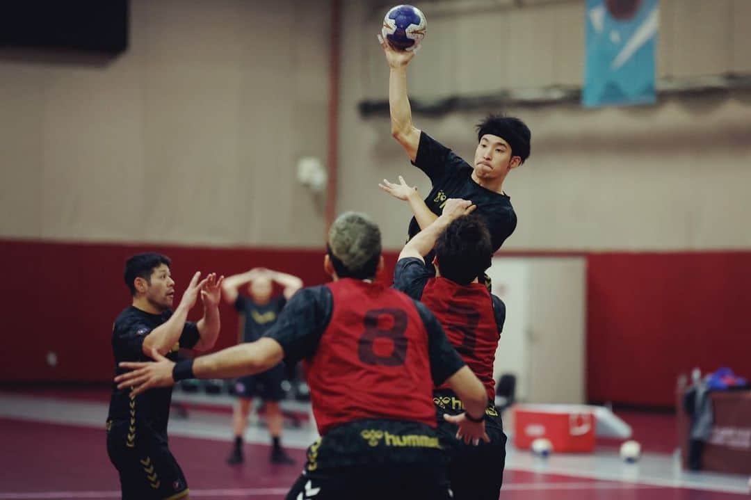 吉野樹さんのインスタグラム写真 - (吉野樹Instagram)「. 明日から決勝トーナメント  今日は最終調整してきました。 明日はvs 韓国🇰🇷 日本時間深夜の2:00〜 ですが、応援宜しくお願いします🇯🇵🔥  @tagucci42 📸  #彗星JAPAN #handball #goforparis2024」10月26日 5時21分 - tatsuki.yoshino23