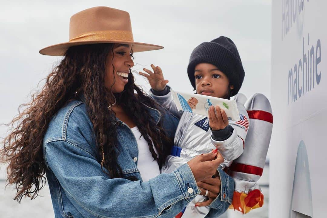 ケリー・ローランドさんのインスタグラム写真 - (ケリー・ローランドInstagram)「#ad Such a great day with Noah and @waterwipes! 💧 ✨ We love WaterWipes because they're gentle and made with just 99.9% water and fruit extract. Always in my bag and will help keep the kids clean trick-or-treating. #Hallowclean #WaterWipesPartner」10月26日 5時22分 - kellyrowland