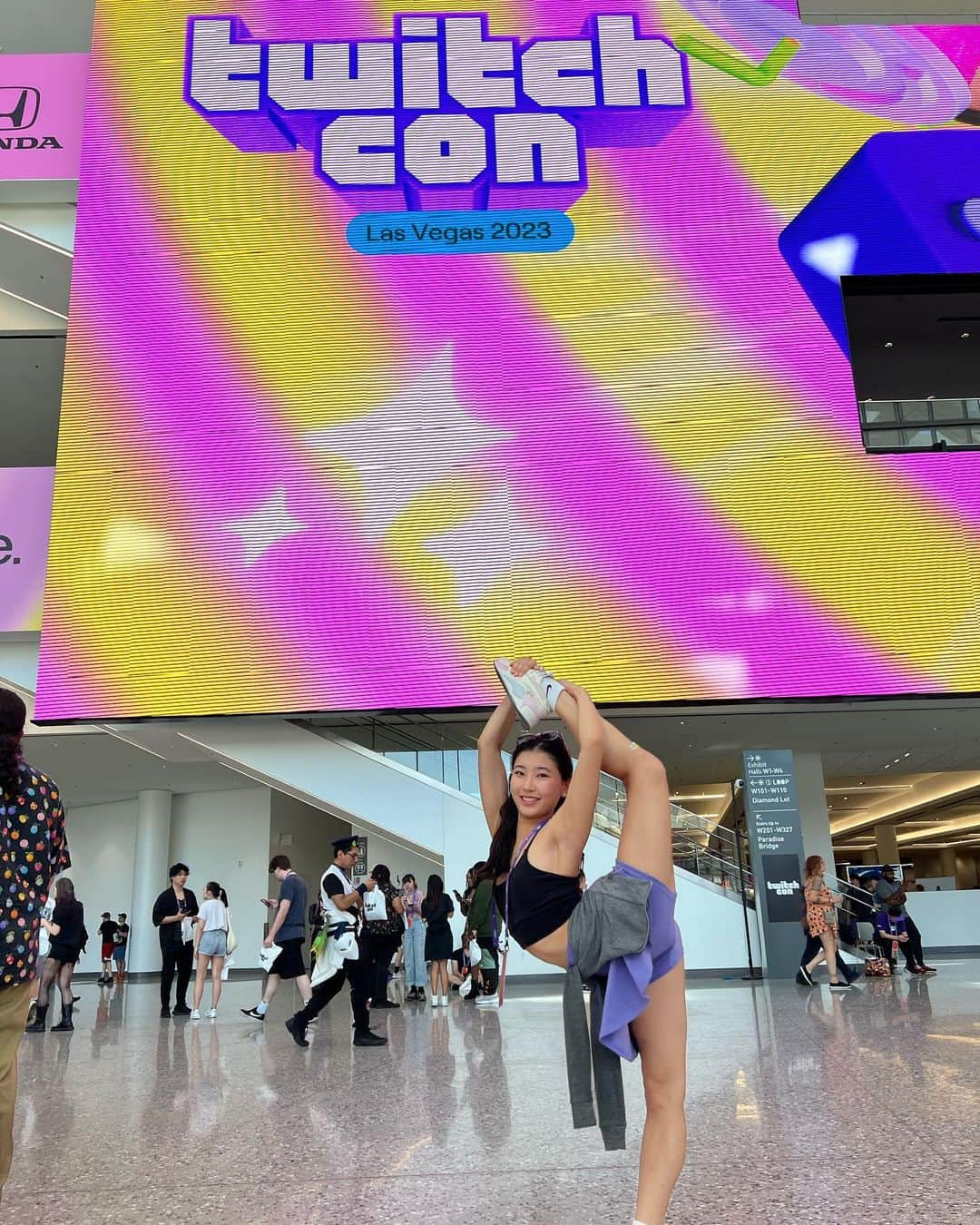 篠原枝令菜のインスタグラム：「Epic time in Vegas for Twitchcon yuh yuh and MJ One show was epic 😍 My social battery was so drained after the first day ngl so I was very dedo mode for day 2 oops   And a worker at a café noticed me and wrote me a cute message on my breakfast burrittoooooo 😭 so sweet 💗 thank you girlie 😚」