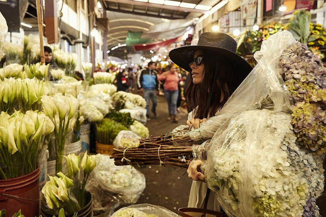 アビゲイル・スペンサーさんのインスタグラム写真 - (アビゲイル・スペンサーInstagram)「I love to travel & Mexico City keeps a-calling… some say she’s the next love child of LA + Paris. The Jamaica flower mart is something to behold. Spent Zonamaco Art week in February touring the town with my loves @jennapeffley @ericacornwall @katharina.francoise #staytuned for more #CDMX noticings… 📸 @jennapeffley」10月26日 5時29分 - abigailspencer