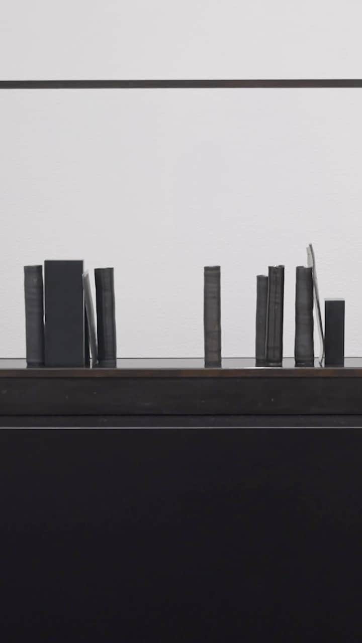 のインスタグラム：「This video tours “to light, and then return—,” an exhibition of new works by Edmund de Waal (@edmunddewaal) and Sally Mann (@sallymannofficial) inspired by each other’s practices. The show is on view at Gagosian, 976 Madison Avenue, New York, through Saturday, October 28.   Informed by their mutual fascination with material transformation and themes of elegy and historical reckoning, the works on view include de Waal’s sculptural installations featuring porcelain and other materials, and Mann’s tintypes and platinum prints. Follow the link in our bio to learn more.  __________ #deWaalMann #Gagosian  Installation video, “Edmund de Waal and Sally Mann: to light, and then return—,” Gagosian, 976 Madison Avenue, New York, September 14–October 28, 2023. Artwork © Edmund de Waal © Sally Mann. Video: Pushpin Films (@pushpinfilms)」