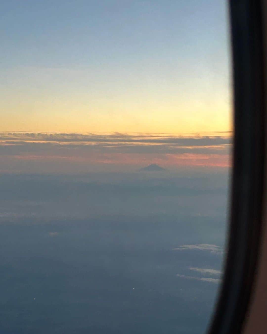 柴田紗希さんのインスタグラム写真 - (柴田紗希Instagram)「japan🇯🇵 飛行機で富士山が見えたから 後ろに座っていた海外から来たおひげさんに fujiだよ！て伝えたら ワオ、フジ？ワオ、白目^_^ みたいになって喜んでた♡ 良い気持ちでにこにこした。  みんながおかえりー！て言ってくれる おかえりって言葉とってもうれしいね^_^ なにより嬉しいプレゼントの感じ 昨日はたまたま街で会った花盛さんが しばさき！！！おかえりー！！！ハグ。 てしてくれてとっても心がぽかぽかしたよ @yurihanamori ♡ ただいまーーー☺️ (すばらしく時差ぼけ)」10月26日 5時32分 - shibasaaki