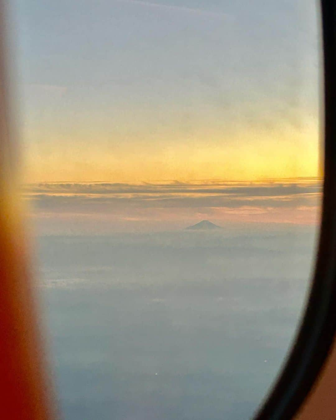 柴田紗希のインスタグラム：「japan🇯🇵 飛行機で富士山が見えたから 後ろに座っていた海外から来たおひげさんに fujiだよ！て伝えたら ワオ、フジ？ワオ、白目^_^ みたいになって喜んでた♡ 良い気持ちでにこにこした。  みんながおかえりー！て言ってくれる おかえりって言葉とってもうれしいね^_^ なにより嬉しいプレゼントの感じ 昨日はたまたま街で会った花盛さんが しばさき！！！おかえりー！！！ハグ。 てしてくれてとっても心がぽかぽかしたよ @yurihanamori ♡ ただいまーーー☺️ (すばらしく時差ぼけ)」