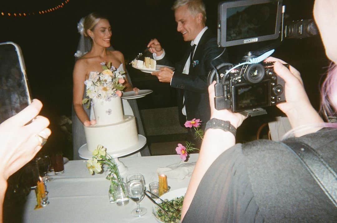 アリエル・ヴァンデンバーグさんのインスタグラム写真 - (アリエル・ヴァンデンバーグInstagram)「These are all photos from disposable cameras we put out on the dinner tables at our wedding! This might have been my favorite idea that we did! Because look how fun they turned out! Love all these moments! The fact that all my friends were little photographers at my wedding make these photos that much more special. 🥹」10月26日 5時41分 - arielle