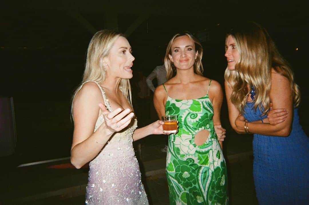 アリエル・ヴァンデンバーグさんのインスタグラム写真 - (アリエル・ヴァンデンバーグInstagram)「These are all photos from disposable cameras we put out on the dinner tables at our wedding! This might have been my favorite idea that we did! Because look how fun they turned out! Love all these moments! The fact that all my friends were little photographers at my wedding make these photos that much more special. 🥹」10月26日 5時41分 - arielle