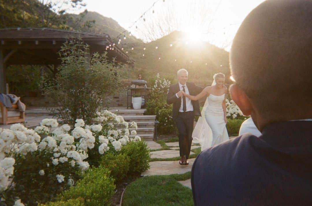 アリエル・ヴァンデンバーグのインスタグラム：「These are all photos from disposable cameras we put out on the dinner tables at our wedding! This might have been my favorite idea that we did! Because look how fun they turned out! Love all these moments! The fact that all my friends were little photographers at my wedding make these photos that much more special. 🥹」