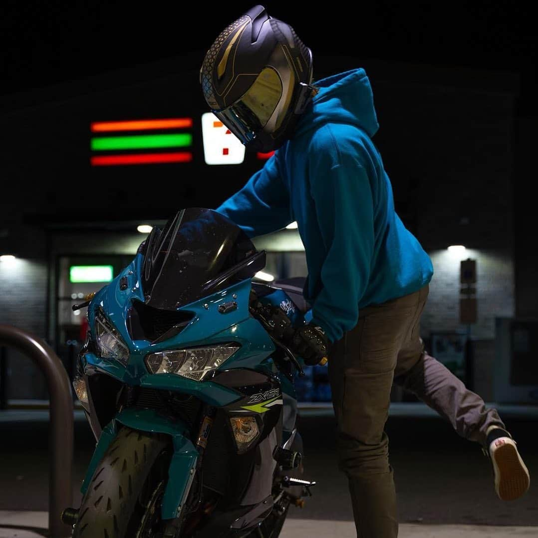 7-Eleven USAのインスタグラム：「On my way to pick up your girl #BikesOf7ELEVEn  @kawi.colt via 📸 @domino_cbr」