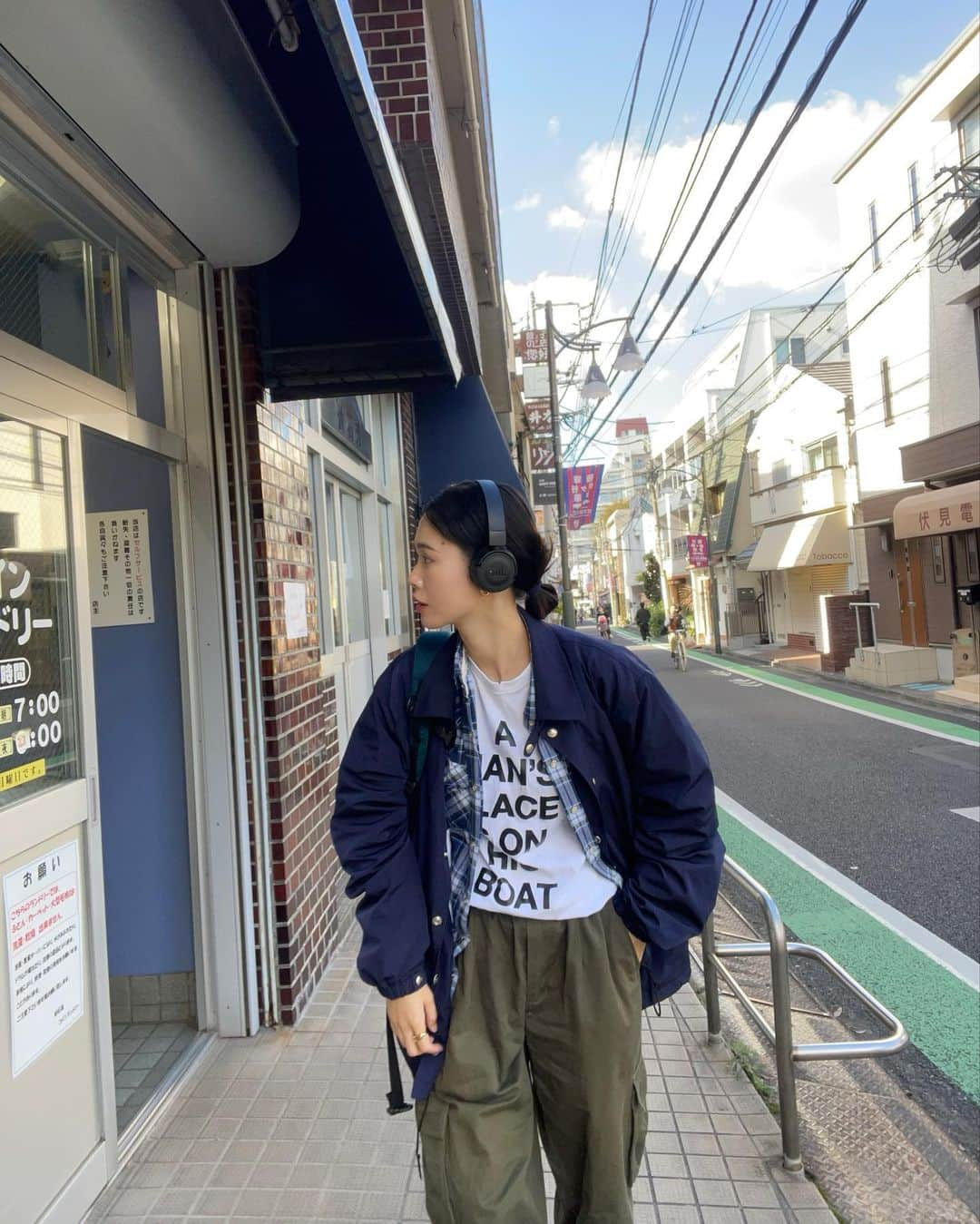 田中シェンさんのインスタグラム写真 - (田中シェンInstagram)「乾杯は笹塚ビールで 🍺  Coach jacket @felco_1920  Shirts @dickies  Tshirt @creek_anglersdevice  Pants #vintagepants  Shoes @adidasoriginals  Bag @arcteryx   キングオブコントみました？ 友達に誘われ一緒に見たのですが、 最高に面白かった‼️サルゴリラさんを初めて 見たけど、終わった後からずっと 「〜の魚」ってしきりに言ってます🐟 マジシャンの「午前中に区役所行って。。。」 のくだりも大好き🤣  Tver で見れるから是非‼️ 後半戦がおすすめ😎 _____________________________  #幡ヶ谷ランチ  @freemanshokudo  _____________________________  幡ヶ谷の夏祭りに来て、唐揚げを 食べて以来気になっていたこちら💁🏻‍♀️ 本日はチキンオーバーライスを食べました❗️ 酸味のあるドレッシングに、ちょっと辛めな チキンがあう🍗👍💯ランチは1300円だった のだけれど、値段に負けないチキンの量に満足☺️ もうちょっと量あっても田中は行けそうでした✅  _____________________________  #幡ヶ谷カフェ  @legalcoffee.jp  _____________________________  次はカフェイン❗️ということで オープンほやほや、1週間も経ってないこちら☕️ アイスのシナモンラテをお願いしました。 (昼間はまだまだ暑いよね😵) ペットも化ということで、さっそく看板犬🐕の アイドルが店頭に鎮座しておりました✅ まだ8ヶ月のベイビーで悶絶の可愛さです☺️ 店内は小さいけど、おしくらまんじゅうみたいな 感じで冬はみんなで空間を暖められそう。 建物が素敵なので建築🏗️好きさんにおすすめです‼️  _____________________________  #レコードショップのある街  @ellarecords  _____________________________  最近フィッシュマンズのいかれたbabyと 谷村新司の昴が自分の中で再熱してまして もしかしたらレコードあるかな？と寄ってみました💿 歌謡曲よりは洋楽にとっても強そう💪 端っこでずーっとレコードを試聴👂していた方が なんだかとてもかわいかったです💯 ここの店にならあるよ！って情報あったら是非😍 _____________________________   New coffe shop has opened in #hatagaya  I think they have another one in sao paulo 🇧🇷 Not sure , but building is awarded for  IT’s design 🏠 very warm and cute , tons of light 💡  It’s tiny but Pet friendly 🐕 cute puppy will  Smile for u ! I’ve had iced cinnamon late , It was nice 👍  _____________________________ #幡ヶ谷モーニング #幡ヶ谷スイーツ  #京王線沿線グルメ #京王線カフェ  #コーチジャケットコーデ #チェックシャツコーデ  #creekanglersdevice #ヘッドホン女子  #メンズファッションコーディネート  #秋メンズコーデ #tokyoguide  #東京ローカル #arcteryxtaiwan #streetchic #ノームコアファッション  #シティボーイファッション  #アウトドアファッションが好き #ストリートコーデメンズ #ノームコアファッション #日本旅行✈️  #東京観光🗼 #東京カフェ日記  #가을패션추천 #여자코디 #셀피 #셀카」10月26日 19時50分 - shen_tanaka