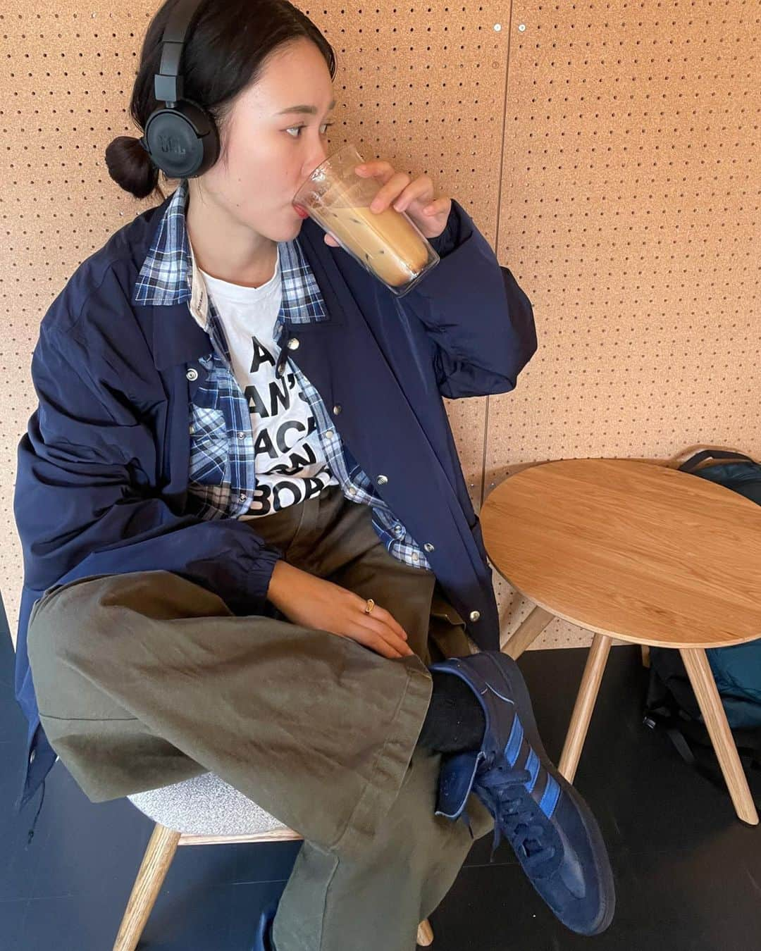 田中シェンさんのインスタグラム写真 - (田中シェンInstagram)「乾杯は笹塚ビールで 🍺  Coach jacket @felco_1920  Shirts @dickies  Tshirt @creek_anglersdevice  Pants #vintagepants  Shoes @adidasoriginals  Bag @arcteryx   キングオブコントみました？ 友達に誘われ一緒に見たのですが、 最高に面白かった‼️サルゴリラさんを初めて 見たけど、終わった後からずっと 「〜の魚」ってしきりに言ってます🐟 マジシャンの「午前中に区役所行って。。。」 のくだりも大好き🤣  Tver で見れるから是非‼️ 後半戦がおすすめ😎 _____________________________  #幡ヶ谷ランチ  @freemanshokudo  _____________________________  幡ヶ谷の夏祭りに来て、唐揚げを 食べて以来気になっていたこちら💁🏻‍♀️ 本日はチキンオーバーライスを食べました❗️ 酸味のあるドレッシングに、ちょっと辛めな チキンがあう🍗👍💯ランチは1300円だった のだけれど、値段に負けないチキンの量に満足☺️ もうちょっと量あっても田中は行けそうでした✅  _____________________________  #幡ヶ谷カフェ  @legalcoffee.jp  _____________________________  次はカフェイン❗️ということで オープンほやほや、1週間も経ってないこちら☕️ アイスのシナモンラテをお願いしました。 (昼間はまだまだ暑いよね😵) ペットも化ということで、さっそく看板犬🐕の アイドルが店頭に鎮座しておりました✅ まだ8ヶ月のベイビーで悶絶の可愛さです☺️ 店内は小さいけど、おしくらまんじゅうみたいな 感じで冬はみんなで空間を暖められそう。 建物が素敵なので建築🏗️好きさんにおすすめです‼️  _____________________________  #レコードショップのある街  @ellarecords  _____________________________  最近フィッシュマンズのいかれたbabyと 谷村新司の昴が自分の中で再熱してまして もしかしたらレコードあるかな？と寄ってみました💿 歌謡曲よりは洋楽にとっても強そう💪 端っこでずーっとレコードを試聴👂していた方が なんだかとてもかわいかったです💯 ここの店にならあるよ！って情報あったら是非😍 _____________________________   New coffe shop has opened in #hatagaya  I think they have another one in sao paulo 🇧🇷 Not sure , but building is awarded for  IT’s design 🏠 very warm and cute , tons of light 💡  It’s tiny but Pet friendly 🐕 cute puppy will  Smile for u ! I’ve had iced cinnamon late , It was nice 👍  _____________________________ #幡ヶ谷モーニング #幡ヶ谷スイーツ  #京王線沿線グルメ #京王線カフェ  #コーチジャケットコーデ #チェックシャツコーデ  #creekanglersdevice #ヘッドホン女子  #メンズファッションコーディネート  #秋メンズコーデ #tokyoguide  #東京ローカル #arcteryxtaiwan #streetchic #ノームコアファッション  #シティボーイファッション  #アウトドアファッションが好き #ストリートコーデメンズ #ノームコアファッション #日本旅行✈️  #東京観光🗼 #東京カフェ日記  #가을패션추천 #여자코디 #셀피 #셀카」10月26日 19時50分 - shen_tanaka