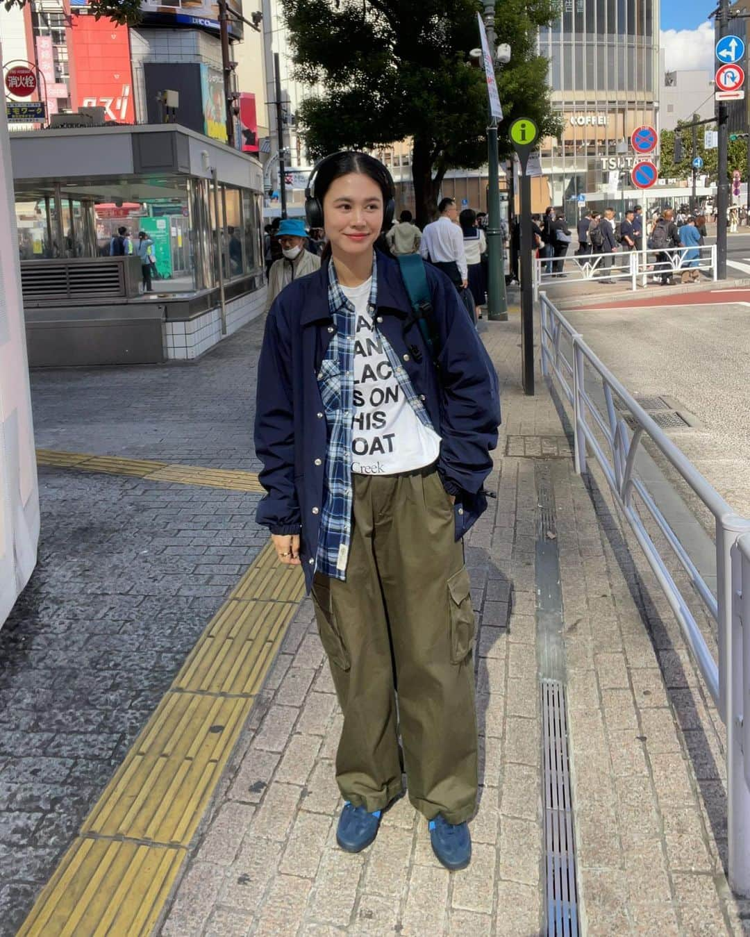 田中シェンさんのインスタグラム写真 - (田中シェンInstagram)「乾杯は笹塚ビールで 🍺  Coach jacket @felco_1920  Shirts @dickies  Tshirt @creek_anglersdevice  Pants #vintagepants  Shoes @adidasoriginals  Bag @arcteryx   キングオブコントみました？ 友達に誘われ一緒に見たのですが、 最高に面白かった‼️サルゴリラさんを初めて 見たけど、終わった後からずっと 「〜の魚」ってしきりに言ってます🐟 マジシャンの「午前中に区役所行って。。。」 のくだりも大好き🤣  Tver で見れるから是非‼️ 後半戦がおすすめ😎 _____________________________  #幡ヶ谷ランチ  @freemanshokudo  _____________________________  幡ヶ谷の夏祭りに来て、唐揚げを 食べて以来気になっていたこちら💁🏻‍♀️ 本日はチキンオーバーライスを食べました❗️ 酸味のあるドレッシングに、ちょっと辛めな チキンがあう🍗👍💯ランチは1300円だった のだけれど、値段に負けないチキンの量に満足☺️ もうちょっと量あっても田中は行けそうでした✅  _____________________________  #幡ヶ谷カフェ  @legalcoffee.jp  _____________________________  次はカフェイン❗️ということで オープンほやほや、1週間も経ってないこちら☕️ アイスのシナモンラテをお願いしました。 (昼間はまだまだ暑いよね😵) ペットも化ということで、さっそく看板犬🐕の アイドルが店頭に鎮座しておりました✅ まだ8ヶ月のベイビーで悶絶の可愛さです☺️ 店内は小さいけど、おしくらまんじゅうみたいな 感じで冬はみんなで空間を暖められそう。 建物が素敵なので建築🏗️好きさんにおすすめです‼️  _____________________________  #レコードショップのある街  @ellarecords  _____________________________  最近フィッシュマンズのいかれたbabyと 谷村新司の昴が自分の中で再熱してまして もしかしたらレコードあるかな？と寄ってみました💿 歌謡曲よりは洋楽にとっても強そう💪 端っこでずーっとレコードを試聴👂していた方が なんだかとてもかわいかったです💯 ここの店にならあるよ！って情報あったら是非😍 _____________________________   New coffe shop has opened in #hatagaya  I think they have another one in sao paulo 🇧🇷 Not sure , but building is awarded for  IT’s design 🏠 very warm and cute , tons of light 💡  It’s tiny but Pet friendly 🐕 cute puppy will  Smile for u ! I’ve had iced cinnamon late , It was nice 👍  _____________________________ #幡ヶ谷モーニング #幡ヶ谷スイーツ  #京王線沿線グルメ #京王線カフェ  #コーチジャケットコーデ #チェックシャツコーデ  #creekanglersdevice #ヘッドホン女子  #メンズファッションコーディネート  #秋メンズコーデ #tokyoguide  #東京ローカル #arcteryxtaiwan #streetchic #ノームコアファッション  #シティボーイファッション  #アウトドアファッションが好き #ストリートコーデメンズ #ノームコアファッション #日本旅行✈️  #東京観光🗼 #東京カフェ日記  #가을패션추천 #여자코디 #셀피 #셀카」10月26日 19時50分 - shen_tanaka