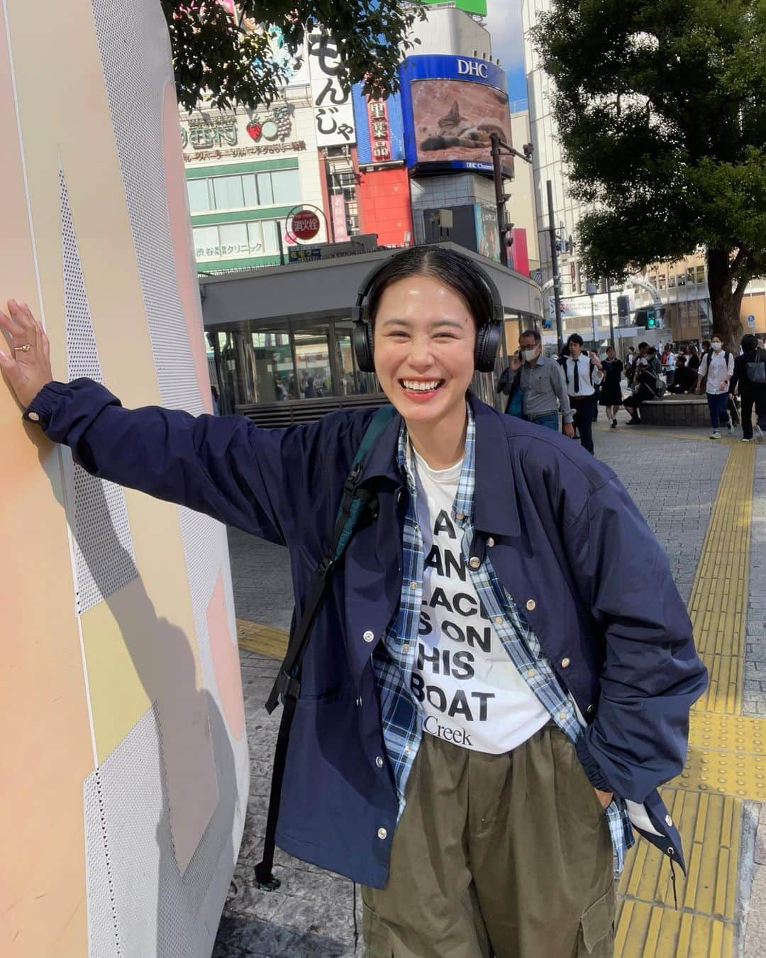 田中シェンさんのインスタグラム写真 - (田中シェンInstagram)「乾杯は笹塚ビールで 🍺  Coach jacket @felco_1920  Shirts @dickies  Tshirt @creek_anglersdevice  Pants #vintagepants  Shoes @adidasoriginals  Bag @arcteryx   キングオブコントみました？ 友達に誘われ一緒に見たのですが、 最高に面白かった‼️サルゴリラさんを初めて 見たけど、終わった後からずっと 「〜の魚」ってしきりに言ってます🐟 マジシャンの「午前中に区役所行って。。。」 のくだりも大好き🤣  Tver で見れるから是非‼️ 後半戦がおすすめ😎 _____________________________  #幡ヶ谷ランチ  @freemanshokudo  _____________________________  幡ヶ谷の夏祭りに来て、唐揚げを 食べて以来気になっていたこちら💁🏻‍♀️ 本日はチキンオーバーライスを食べました❗️ 酸味のあるドレッシングに、ちょっと辛めな チキンがあう🍗👍💯ランチは1300円だった のだけれど、値段に負けないチキンの量に満足☺️ もうちょっと量あっても田中は行けそうでした✅  _____________________________  #幡ヶ谷カフェ  @legalcoffee.jp  _____________________________  次はカフェイン❗️ということで オープンほやほや、1週間も経ってないこちら☕️ アイスのシナモンラテをお願いしました。 (昼間はまだまだ暑いよね😵) ペットも化ということで、さっそく看板犬🐕の アイドルが店頭に鎮座しておりました✅ まだ8ヶ月のベイビーで悶絶の可愛さです☺️ 店内は小さいけど、おしくらまんじゅうみたいな 感じで冬はみんなで空間を暖められそう。 建物が素敵なので建築🏗️好きさんにおすすめです‼️  _____________________________  #レコードショップのある街  @ellarecords  _____________________________  最近フィッシュマンズのいかれたbabyと 谷村新司の昴が自分の中で再熱してまして もしかしたらレコードあるかな？と寄ってみました💿 歌謡曲よりは洋楽にとっても強そう💪 端っこでずーっとレコードを試聴👂していた方が なんだかとてもかわいかったです💯 ここの店にならあるよ！って情報あったら是非😍 _____________________________   New coffe shop has opened in #hatagaya  I think they have another one in sao paulo 🇧🇷 Not sure , but building is awarded for  IT’s design 🏠 very warm and cute , tons of light 💡  It’s tiny but Pet friendly 🐕 cute puppy will  Smile for u ! I’ve had iced cinnamon late , It was nice 👍  _____________________________ #幡ヶ谷モーニング #幡ヶ谷スイーツ  #京王線沿線グルメ #京王線カフェ  #コーチジャケットコーデ #チェックシャツコーデ  #creekanglersdevice #ヘッドホン女子  #メンズファッションコーディネート  #秋メンズコーデ #tokyoguide  #東京ローカル #arcteryxtaiwan #streetchic #ノームコアファッション  #シティボーイファッション  #アウトドアファッションが好き #ストリートコーデメンズ #ノームコアファッション #日本旅行✈️  #東京観光🗼 #東京カフェ日記  #가을패션추천 #여자코디 #셀피 #셀카」10月26日 19時50分 - shen_tanaka