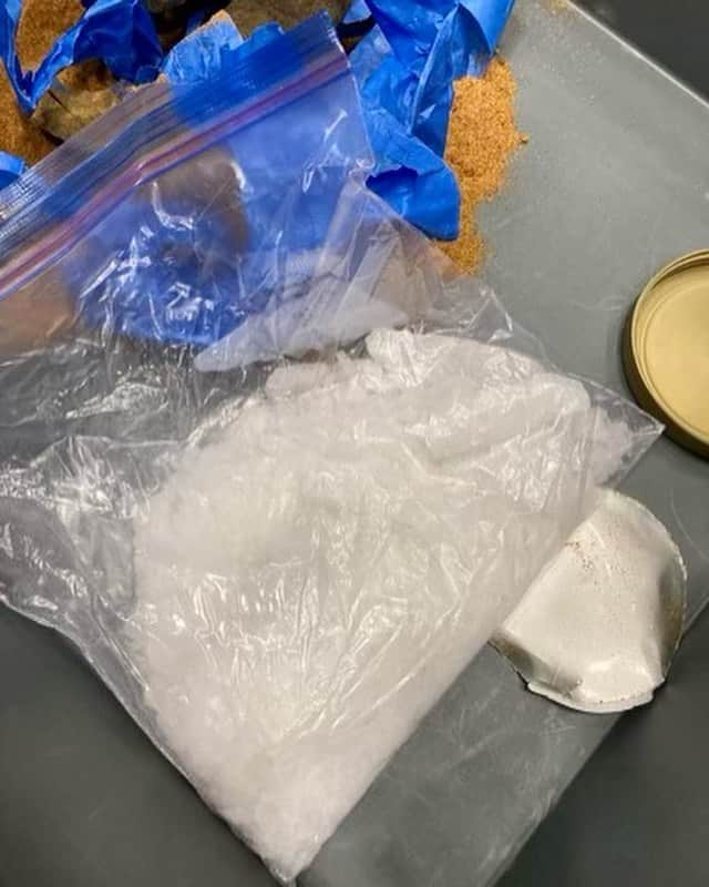 アメリカ運輸保安局のインスタグラム：「This is no way to speed through security…  There was definitely something fishy about this container. Needless to say, our officers at MSY Airport weren’t impressed with this spicy find. It’s never a well-seasoned plan to tuck away a pound of meth anywhere, let alone in your zesty cookout powder. How did this idea even boil to the top of their head? Either way they found themselves in hot water. While our officers do not search for illegal drugs, if any illegal substances are found during screening, TSA will refer the matter to a law enforcement officer. In this case, the passenger was arrested and federally charged.  As we put this episode of Breaking Meals behind us, allow us to pepper ya with something more positive. If you’re looking to take your favorite cooking powder, it’s generally good to go. It’s recommended that anything over 12oz be removed from your carry-on, and placed in a separate bin for X-ray screening. This way we can all keep calm and curry-on!   #Seasoning #SeasoningPowder #SeafoodBoil #AirportSecurity」