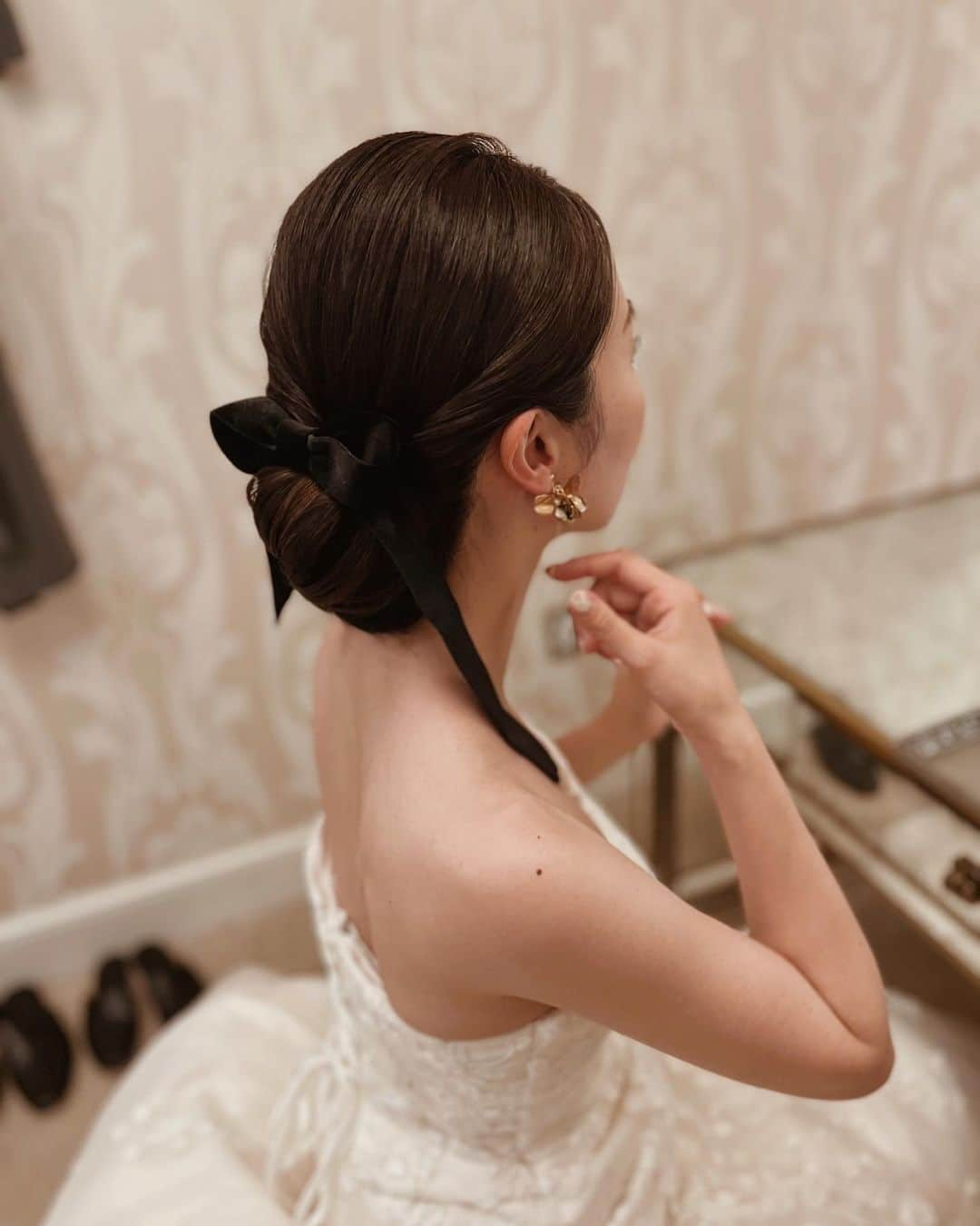 Yukari Ogayaのインスタグラム：「: Simple is the best for ceremony  .  挙式は丁寧に面を整えたシンプルシニヨンで 洗礼された雰囲気に。 ベロアのリボン有りバージョンと 無しバージョン✍🏻 みんなはどちらが好き？🙃 . Hair& makeup by @yukariogaya  . . . .  #2023 #thisisyukaristyle #hawaiiwedding  #destinationwedding  #bridehair  #bridalmakeup  #weddinghairstyles  #updospecialist  #ハワイウェディング #海外ウェディング #花嫁ヘア  #花嫁ヘアメイク  #海外花嫁 #ヘアアレンジ  #ハワイヘアメイク」