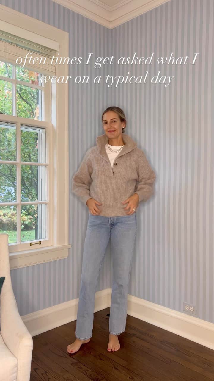 Anna Jane Wisniewskiのインスタグラム：「It’s nothing fancy but I’m definitely a jeans, sweater, hair in a low bun kind of gal. #momoutfit #casualoutfitideas」