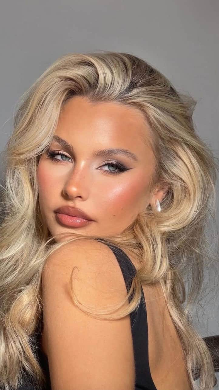 のインスタグラム：「Can’t handle how STUNNING @bybrookelle (she/her) is!!! 😮‍💨 Recreate her looks using our NEW Mini Modern Renaissance and Sultry Palettes and Glow Seeker Highlighter 😍💫 Tap to shop!  Also wearing: ✨#ABHLashSculpt Mascara   #AnastasiaBeverlyHills」