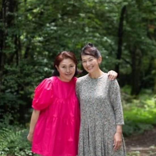 岡田美里のインスタグラム：「【和子と私とプチ女子会・ハンターズムーン満月/10月28日(土曜日)】山梨県現地にて  48,000円(税込52,800円) →直前割35000円(税込38,500円)  ※介護のためのキャンセルが出ましたので、お二人様いかがでしょうか。今週末ですので早朝に東京都内でピックアップし、私のクルマに乗って行ける方を対象とします(電車は外国人で満席🈵おそらく？のため)※   ～心がよろこぶオトナの女子旅～  あの皆んなが大好きな松本和子さんをゲストに岡田美里が紅葉🍁の山梨県富士北麓ジラゴンノの森でお迎えし「住まい考」とキッチン、収納のあり方などをお話しします。限定3名様のみのプライベートな空間で心身を癒す最高の時間をお楽しみください。  東京駅または新宿駅、渋谷、二子玉川駅、秋葉原、また新幹線ひかり「新富士駅」からバス一本でアクセスできる富士北麓。河口湖駅から20分のジラゴンノの森に位置するここで、日常から離れて心をリフレッシュ。鹿の親子が暮らす森のウッドデッキやガーデンフィールドからは、広がる青空と17時になれば10月の星夜空を眺めることができます。  最も魅力的なのは満月の光で空を見上げる体験です。周囲に街灯がなく、森にぽっかりと穴があいたような空だからこそよく見ることができます。10月のハンターズムーンをご一緒に。その青光りは、東山魁夷の絵画の世界です。 「ハンターズムーン（狩猟月）」とは、ネイティブアメリカンが名付けた名前で、エサを豊富に食べて成長したシカやキツネなどの野生動物たちを、ハンターが狩るのに絶好のタイミングだったことが由来といわれています。  月が最大となるのは、5時24分。今年は部分月食🌖も！日本国内で月食が観察できるのは、昨年11月8日の皆既月食以来です。  忙しい日常から解放され自然と一体になる贅沢な時間、岡田美里の「住まい」「キッチン」「収納」などルームツアーをしながら心の奥底まで心地よいリラックスを感じていただきたいと思います。特別な日のお祝いやお母様、ご友人とのご参加も可能ですし、おひとり様旅行でリフレッシュしたいと感じた方もお待ちしております。  心地よい自然の中で新たな感動を味わい、美味しいものを食べてエネルギー充填。お食事は、季節のお食事です。  イベントスケジュール 10月28日(土曜日) 13：00　現地集合(岡田と都内からクルマ移動) （電車の方は12:00 河口湖駅集合、お迎えに参ります、自家用車の場合は現地集合13：00) お申込み後にアクセス方法をお伝えいたします。  13：30 自己紹介・お茶タイム・ルームツアー その後、ごろごろフリータイム、近隣の原始の森をプロのネイチャーガイドさんとトレッキング、お散歩、徒歩10分の「道の駅」へ行ったり。  16：30 着替え・振り返り 19：00 夕飯  10月29日(日曜日) 7：00 起床　 8：00 グルテンフリー米粉のパンケーキと手作りジャムの朝食 9：00 森林を散歩 11：00 着替え・振り返り・解散 12：00 終了予定 富士山を間近に見れるスポットを通って河口湖駅へ。 その富士山の大きさは他ではなかなか見れない迫力ですし、地元の人間でないとわからない場所です。 (河口湖駅からの帰りの電車、高速バスは各自でご予約ください、もちろん行きのご予約もご自身で)  【電車予約例】外国人で予約がいっぱいになります。必ず事前にご予約ください。 17時47分　河口湖発→新宿着20時25分(ダイヤに変更がある場合がございます、ご確認ください) 駅に近い河口湖を見て散策後に 18時34分　河口湖発→新宿着21時7分(ダイヤに変更がある場合がございます、ご確認ください)  ※送迎希望者は河口湖駅へ(チケットは各自おとりください、夕方のチケットにして駅から徒歩で行ける河口湖ロープウェイなど楽しんでも)  【料金】 合計48,000円(税込52,800円)→35000円(税込38,500円) ※1泊2食付き、ネイチャーガイド、焚き火、送迎 ※駅からの送迎  【宿泊につきまして】 ※お泊まりのお客様には身分証明書のご提出が必要となります。 タオルは大・小コットンのものをご用意いたします。アメニティは、エコ竹素材歯ブラシ・歯磨き粉、シャンプー、コンディショナー、ソープなどご用意しております。敷き布団は、コットン自然寝具、掛け布団は軽くて暖かいシンサレート高機能中綿素材です。  持ち物 こちらの気温は関東・関西より平均5度(朝晩は平均10度)以上低く、特に朝晩は冷え込む場合があります。秋・冬はダウンまたはフリースの上着、厚手の靴下、周辺の道は舗装されていませんので歩きやすい靴や水道から汲める100年前の富士バナジウム水のためにご自身のタンブラーをご用意ください。  ・動きやすいスタイル ・パジャマ ・汚れても良いストレッチ素材のウエア（服・靴・帽子・防寒着etc）  ＜注意事項＞ - お部屋ではお静かにお過ごしください。 - 外での火気使用には充分な注意を払ってください。 - 宿泊当日のキャンセルはできませんので、予めご了承ください。」